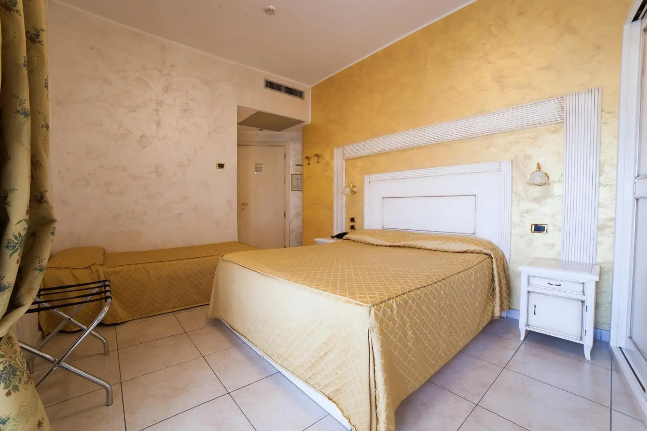 Photo of the whole room, Bed in Hotel Diplomat Palace Photo of the whole room, Bed in Hotel Diplomat Palace