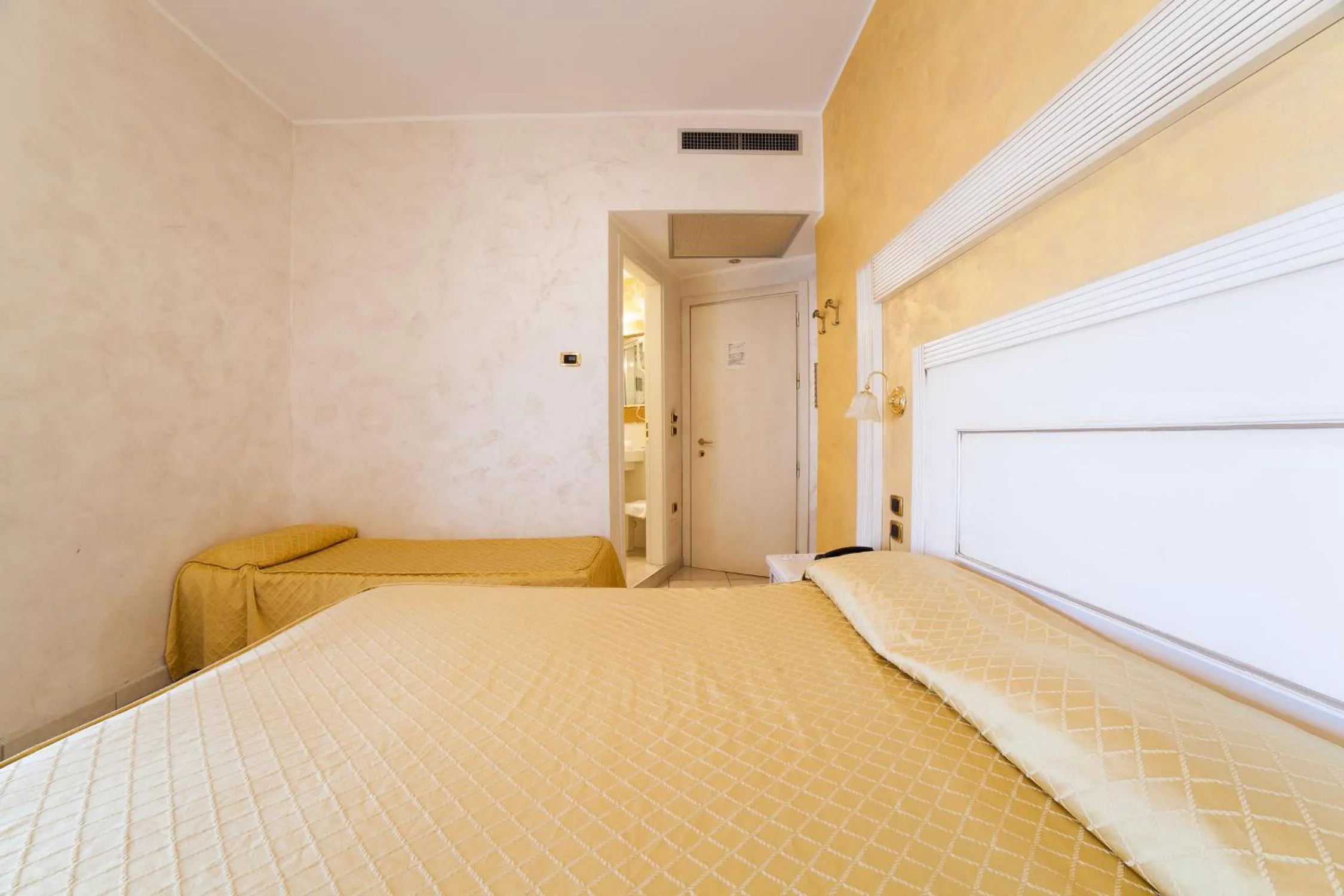 Bedroom, Bed in Hotel Diplomat Palace