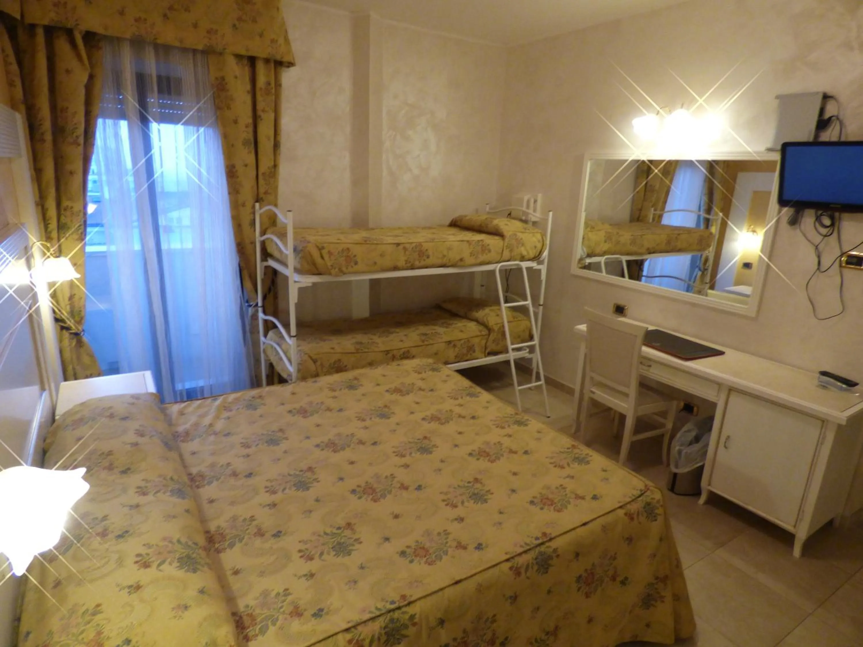 Bedroom, Bed in Hotel Diplomat Palace