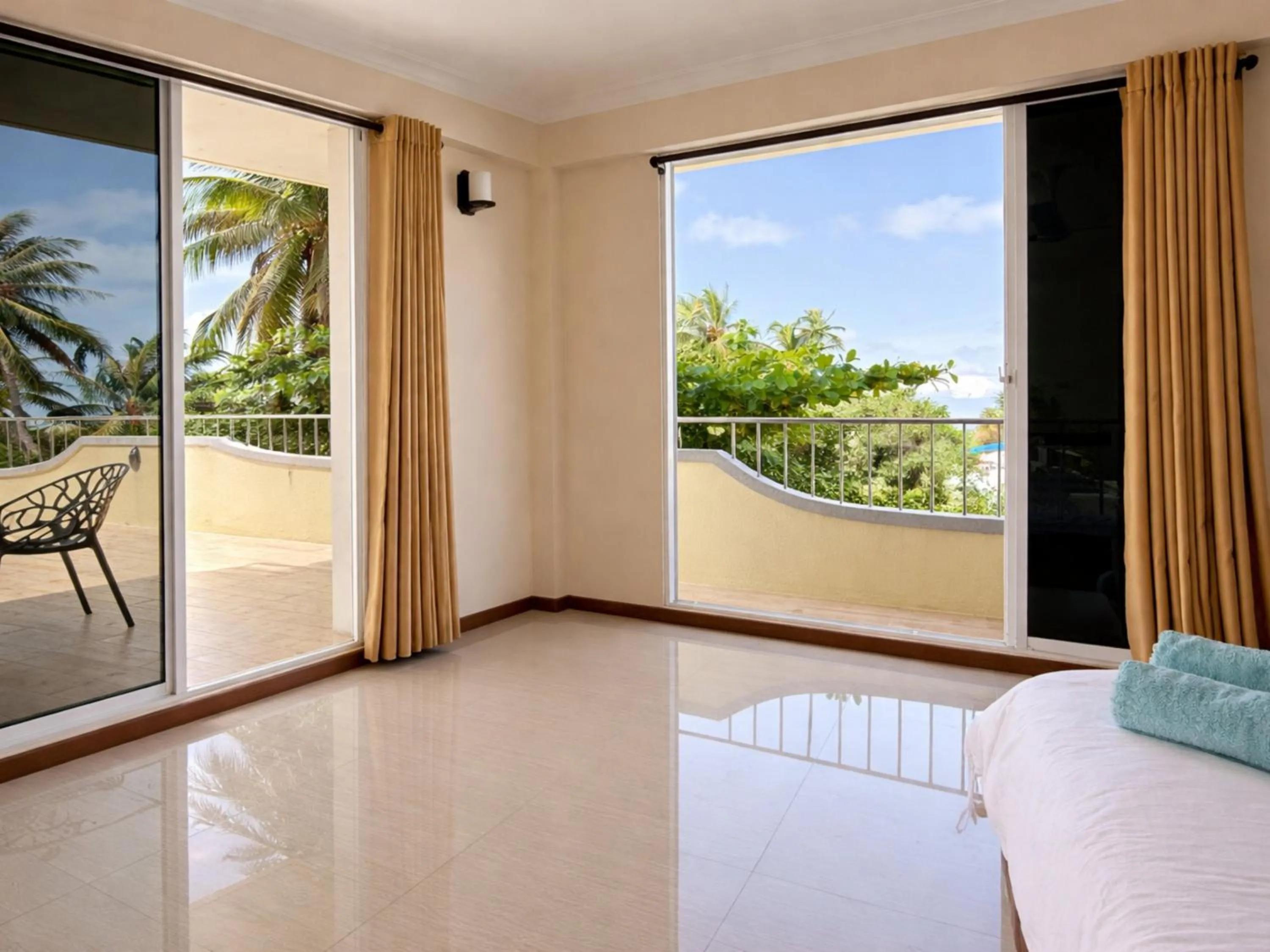 Deluxe Double Room with Balcony and Sea View in Noah Private Beach House