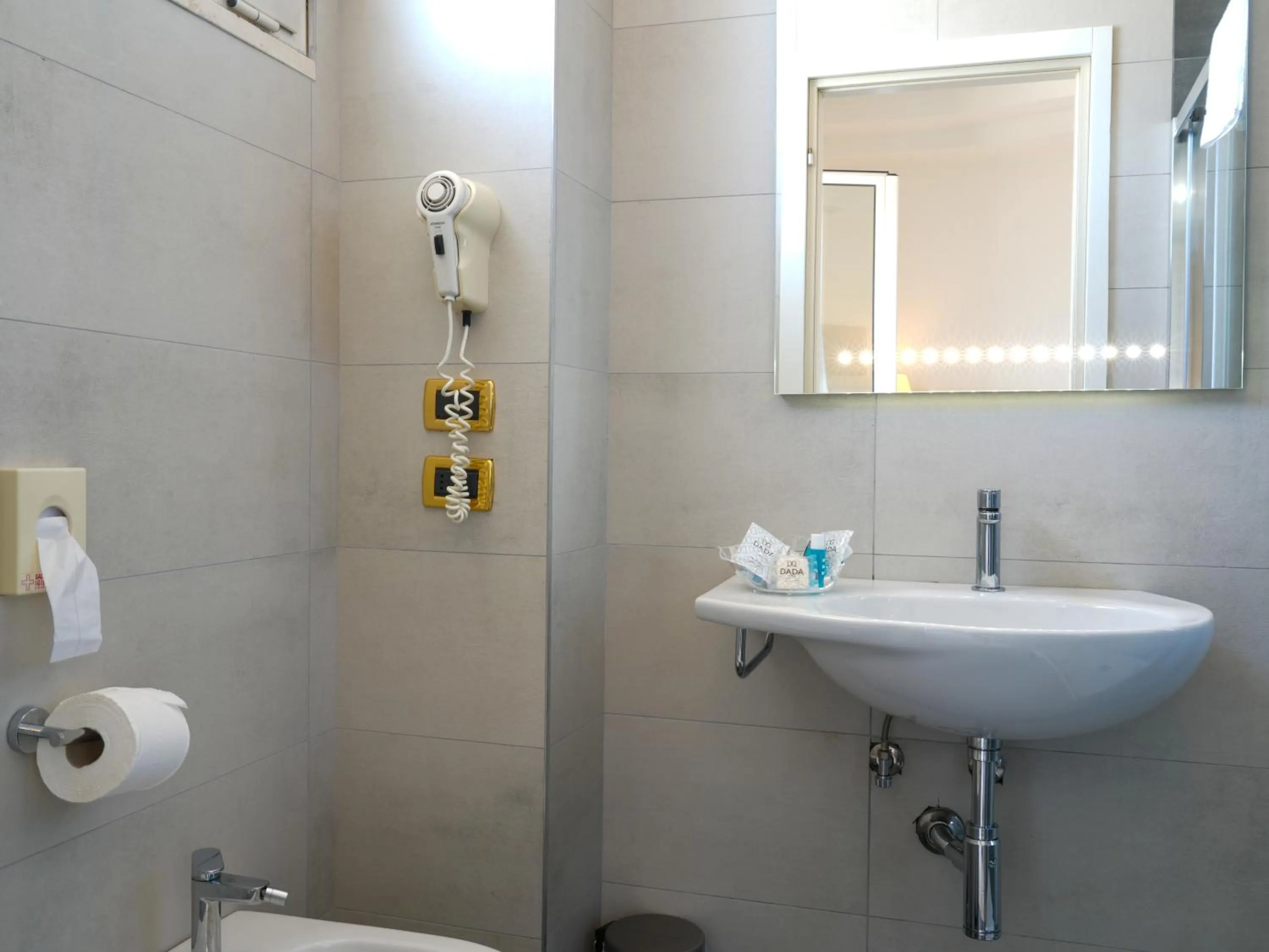 Bathroom in Hotel Imperial Beach - Dada Hotels