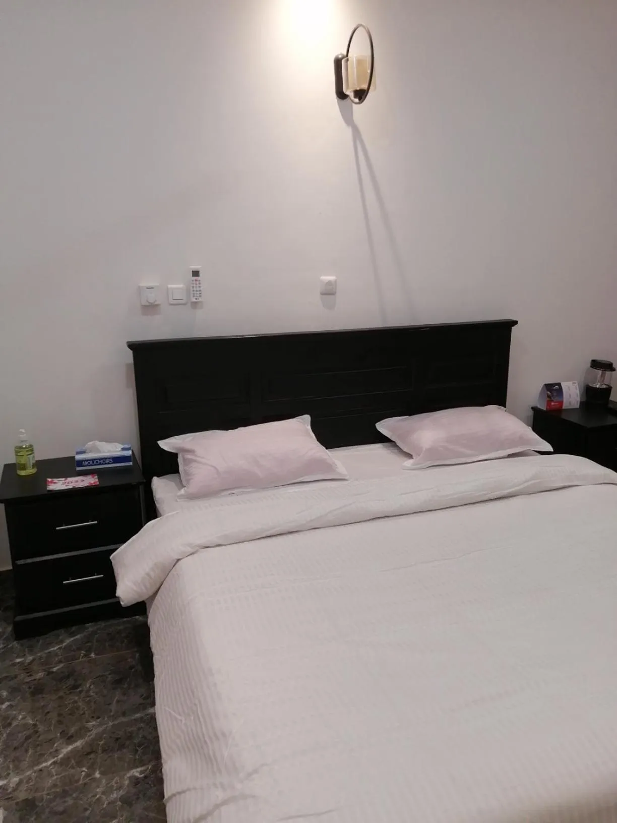 Bed in RÉSIDENCE HÔTELIÈRE KAWEROU