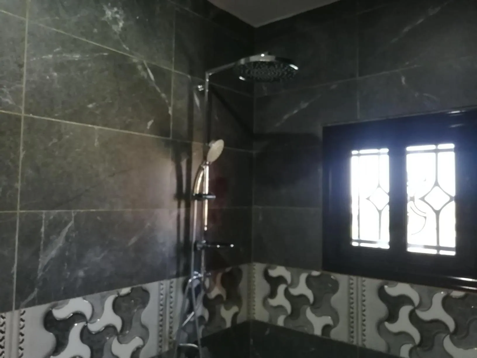 Shower in RÉSIDENCE HÔTELIÈRE KAWEROU