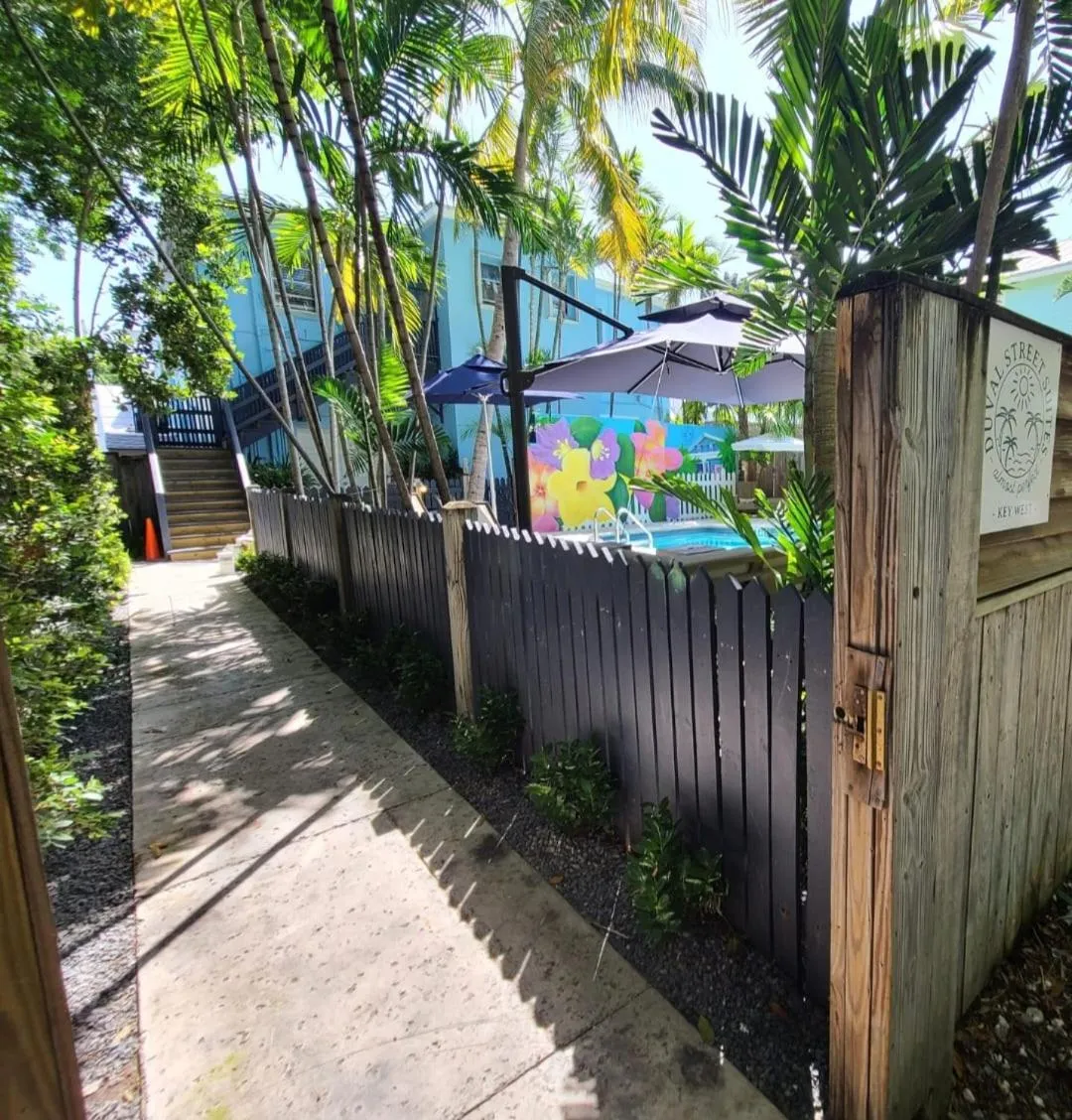 Duval Street Suite overlooking Duval with parking and pool