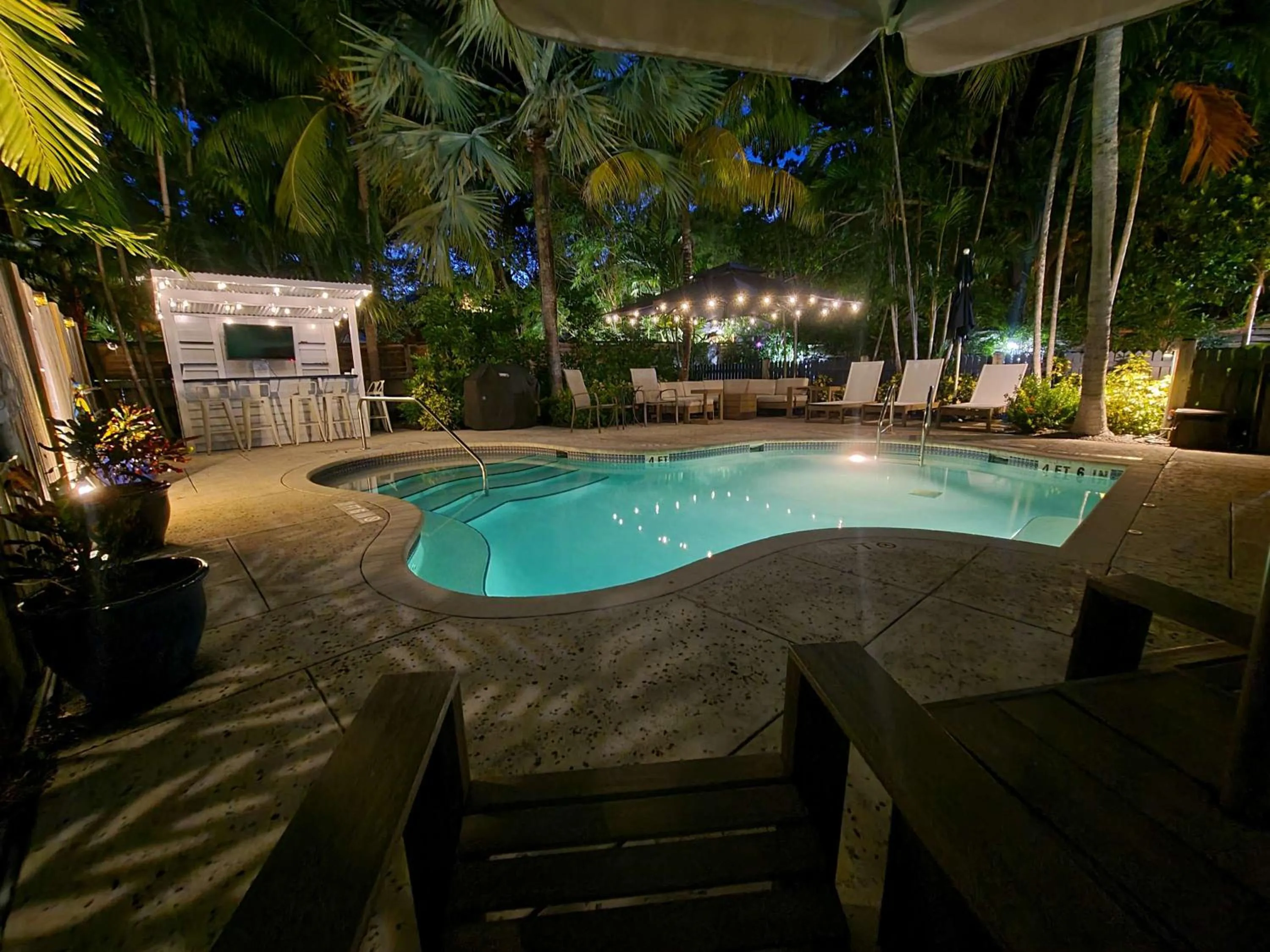 Duval Street Suite overlooking Duval with parking and pool