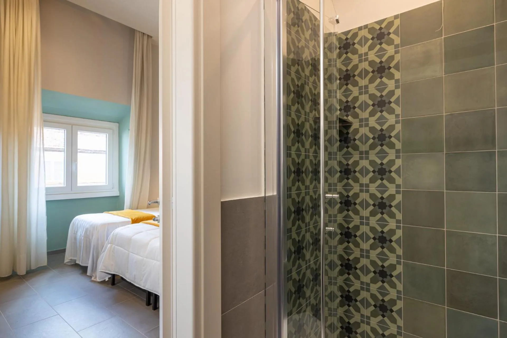 Shower, Bed in New Morpheus Rooms