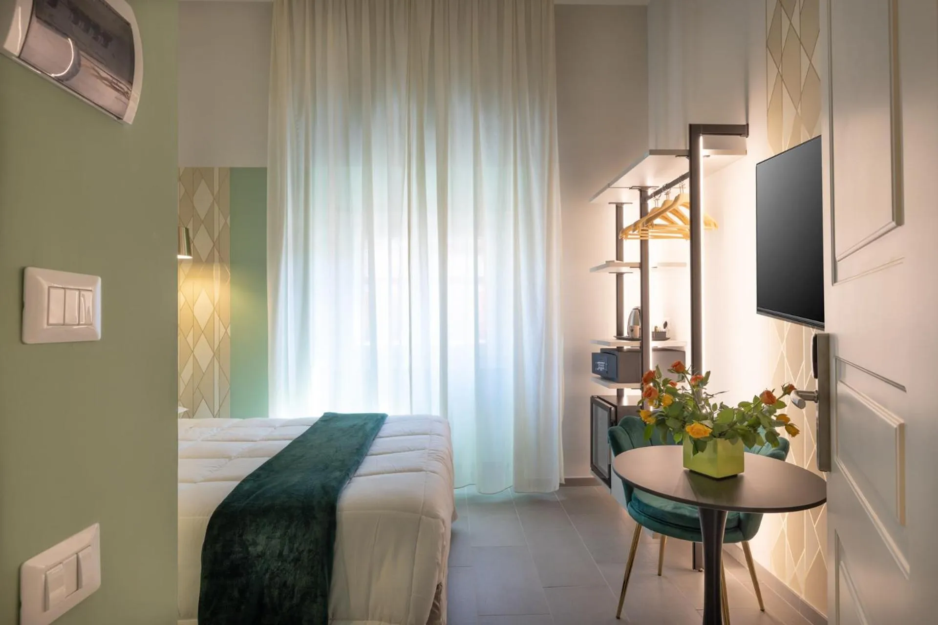 Photo of the whole room, Bed in New Morpheus Rooms