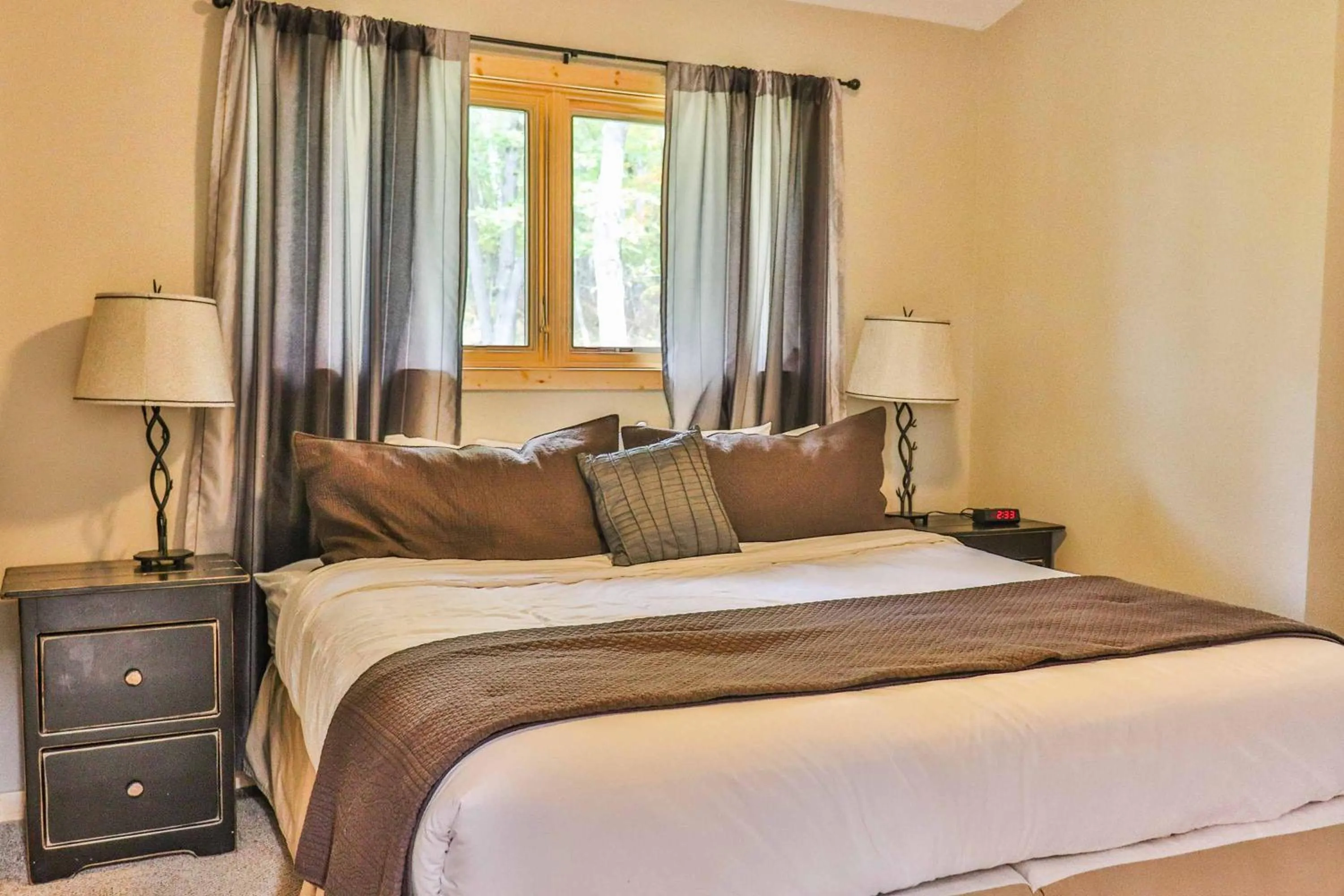 Bedroom, Bed in Lost Lake Lodge