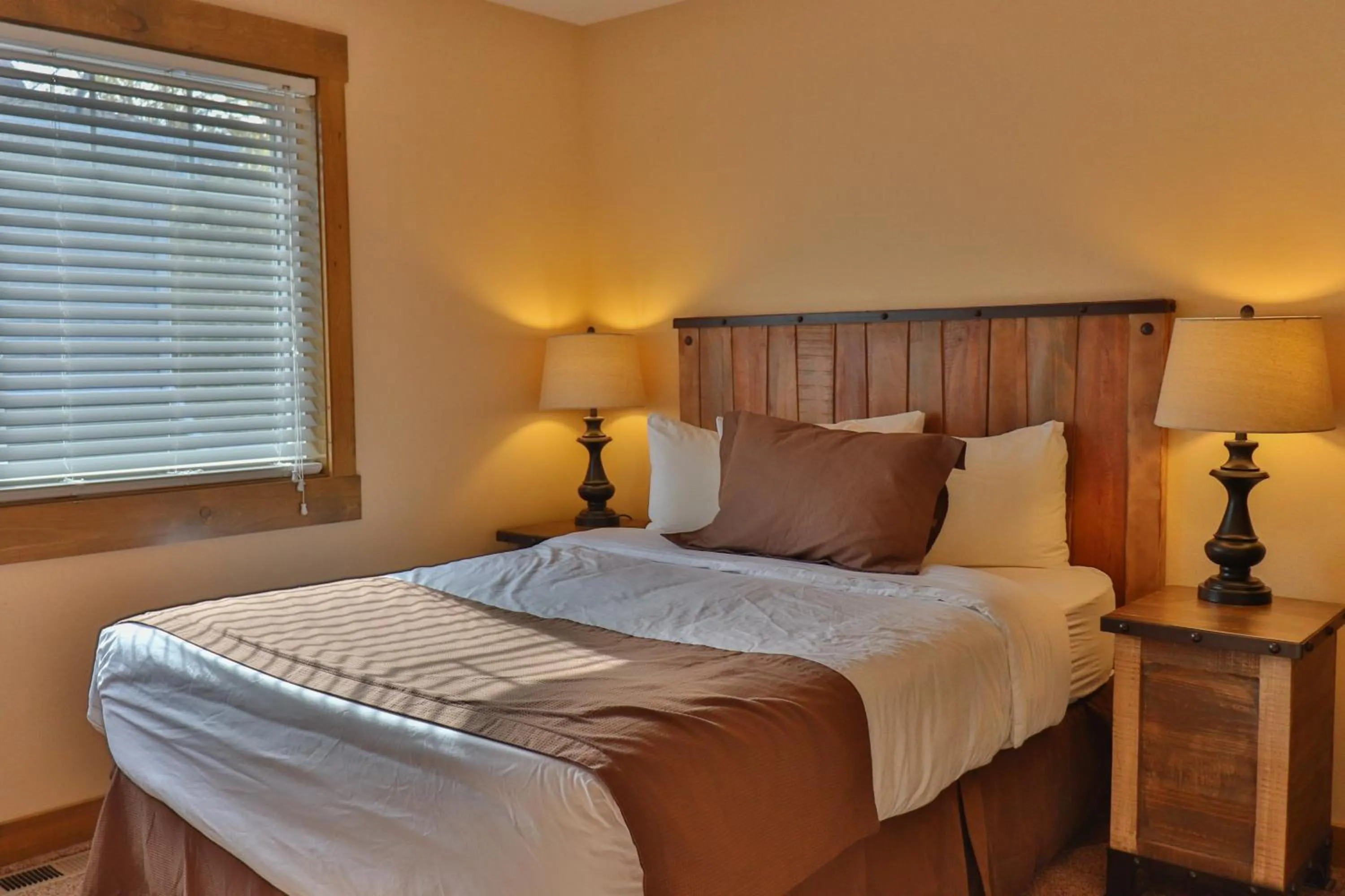 Bedroom, Bed in Lost Lake Lodge