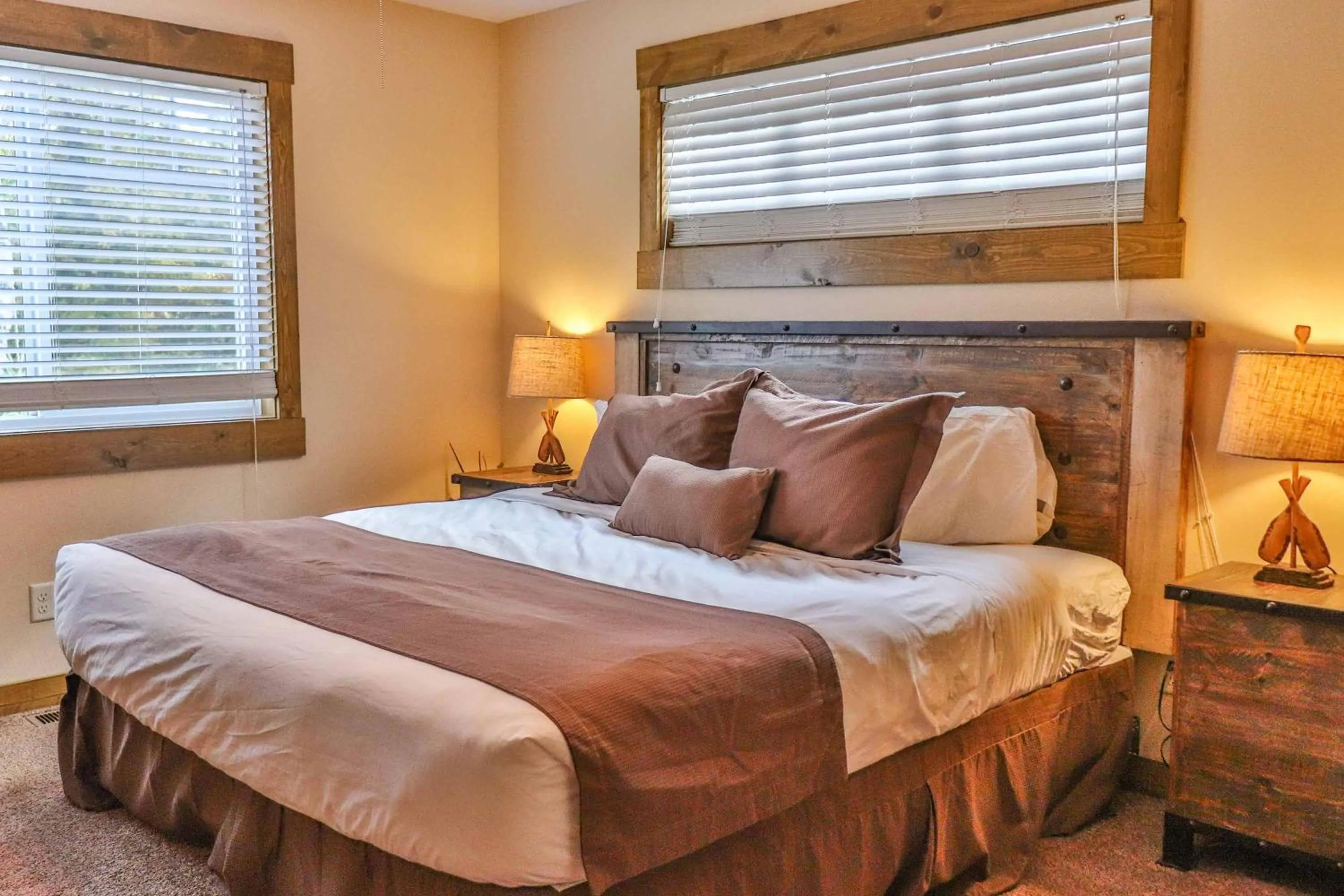Bedroom, Bed in Lost Lake Lodge