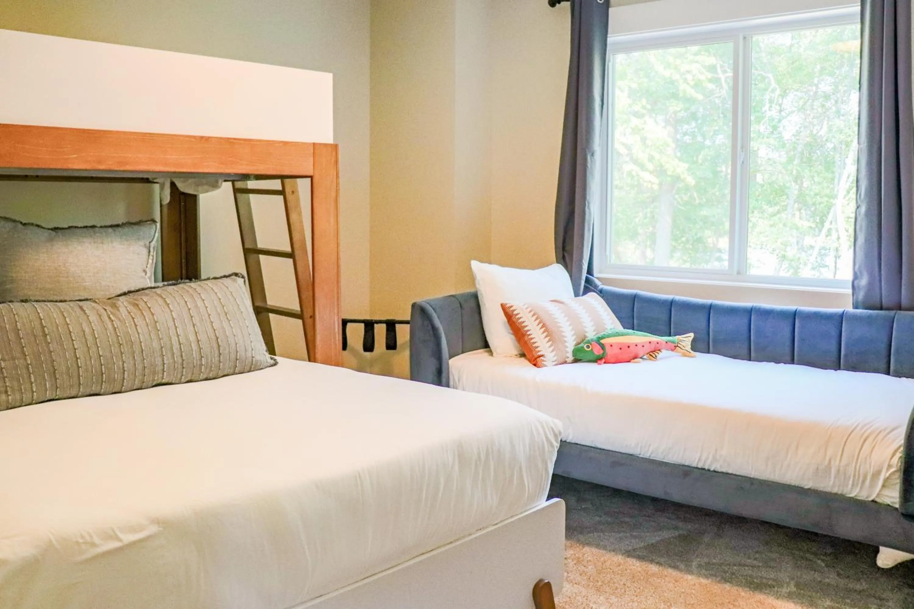 Bedroom, Bed in Lost Lake Lodge