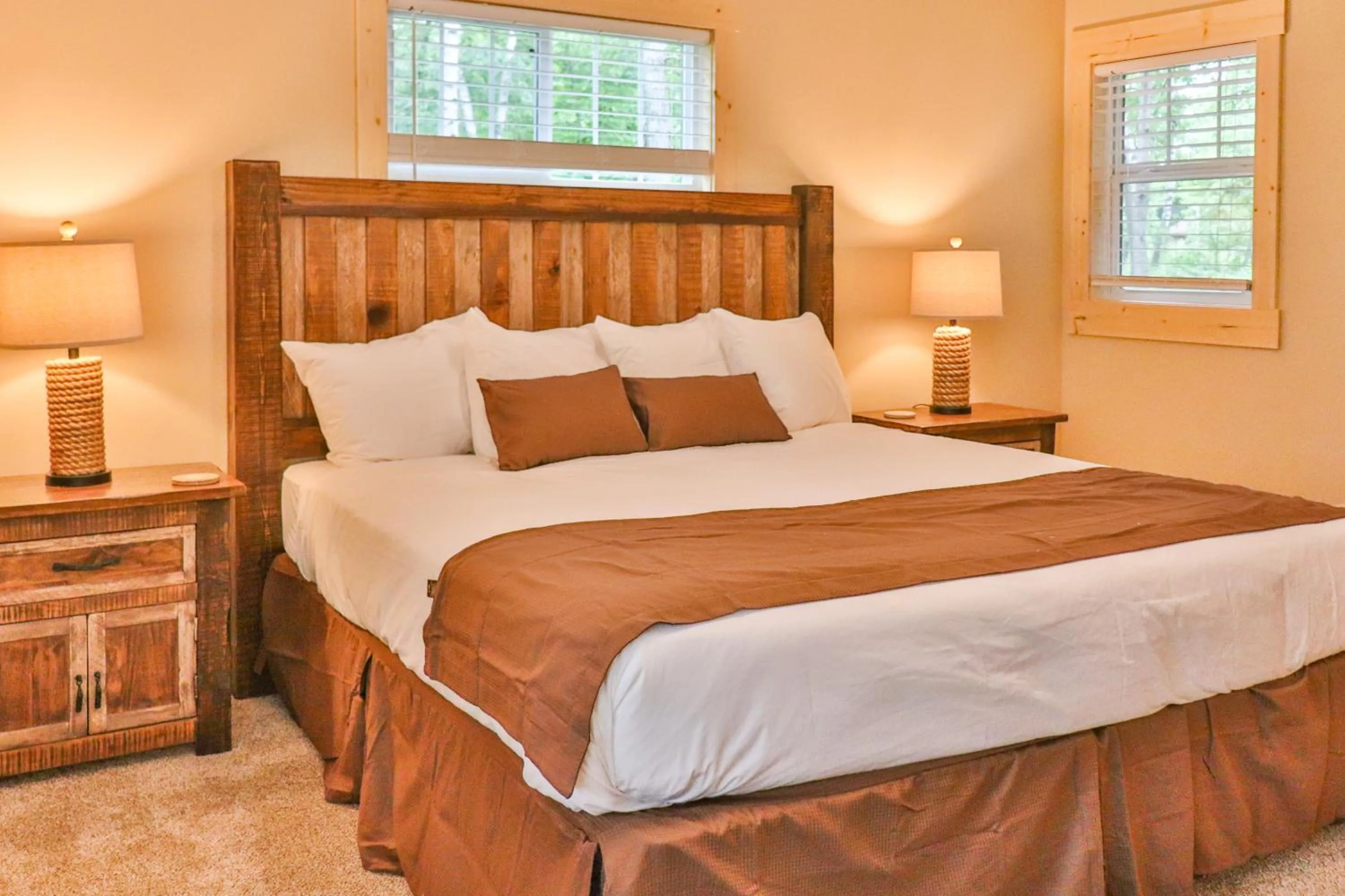 Bedroom, Bed in Lost Lake Lodge