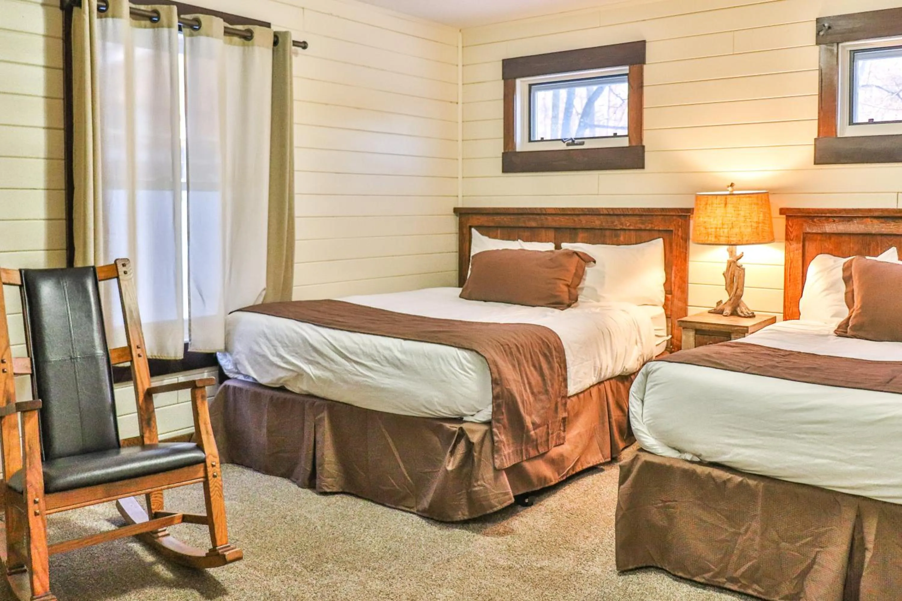 Bedroom, Bed in Lost Lake Lodge