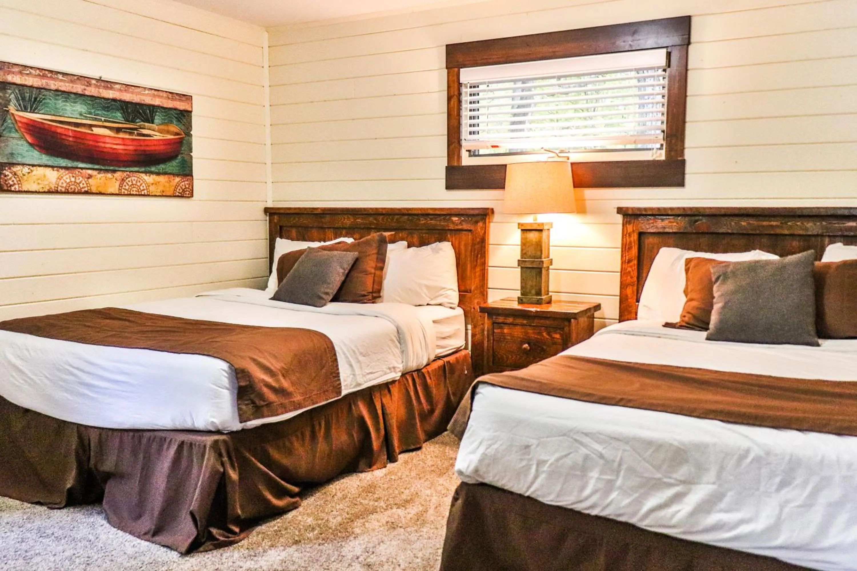 Bedroom, Bed in Lost Lake Lodge