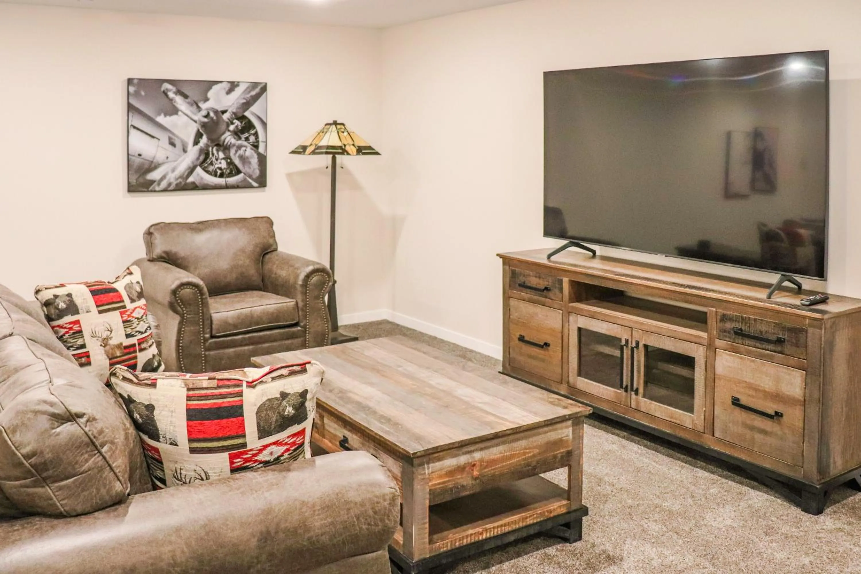 Communal lounge/ TV room in Lost Lake Lodge