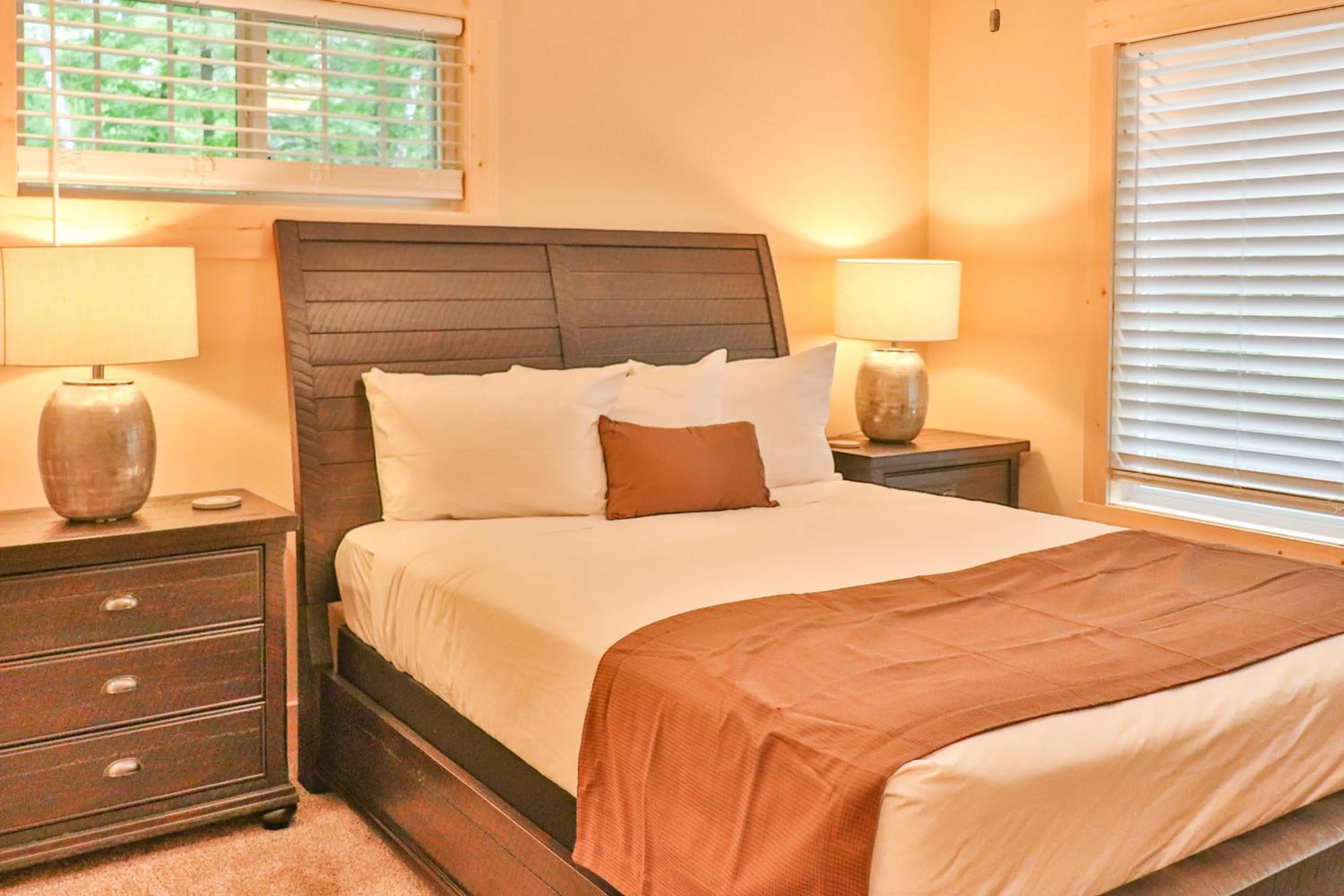 Bedroom, Bed in Lost Lake Lodge