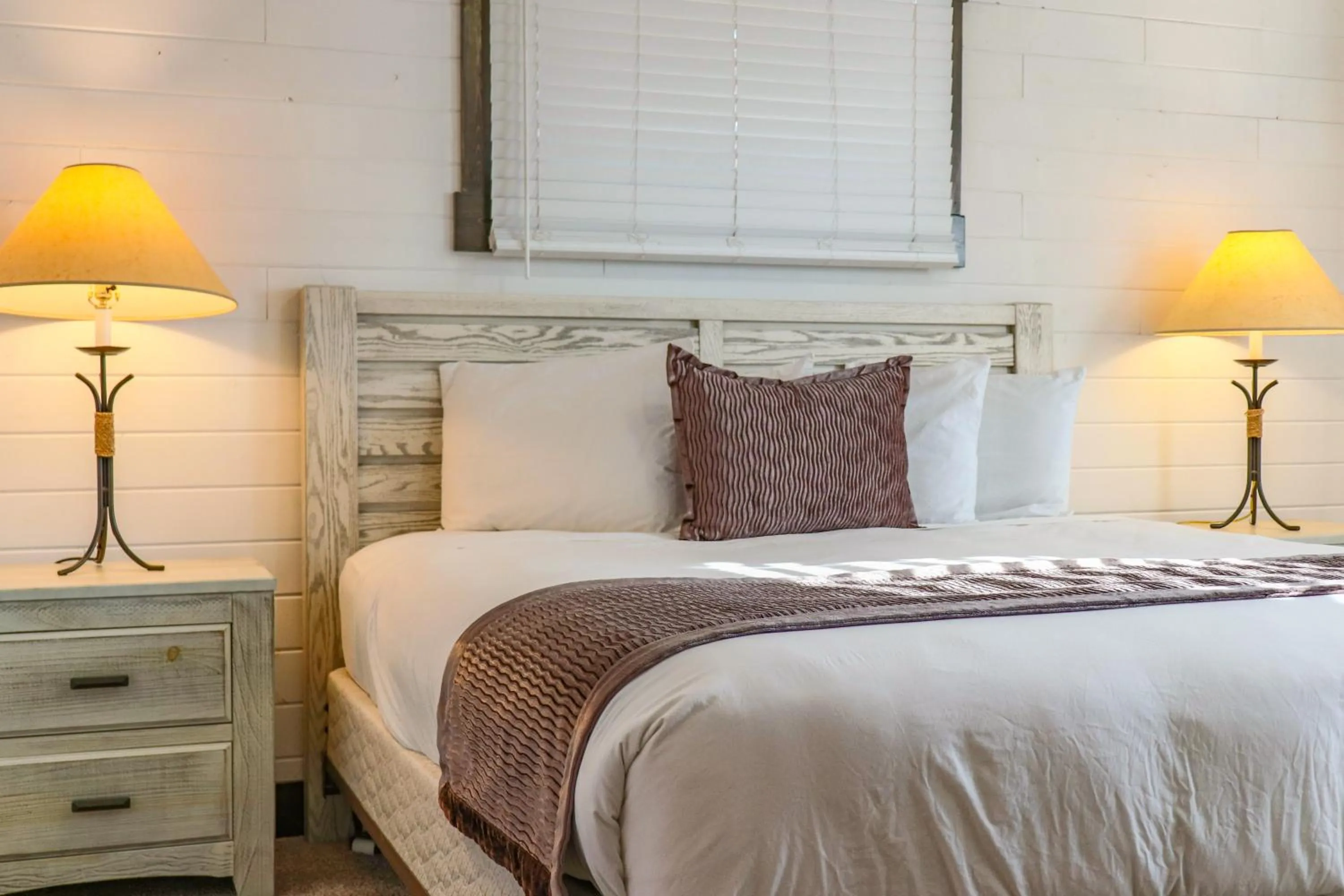 Bedroom, Bed in Lost Lake Lodge