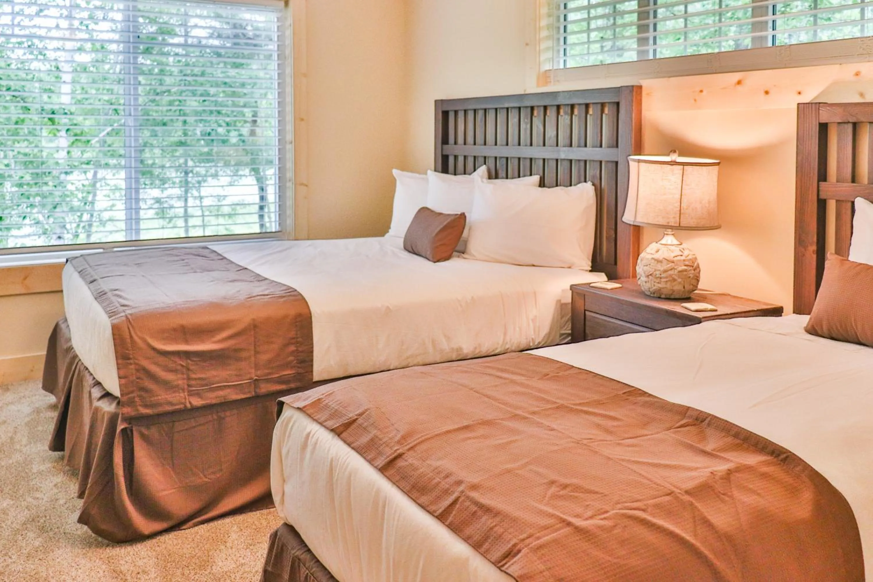 Bedroom, Bed in Lost Lake Lodge