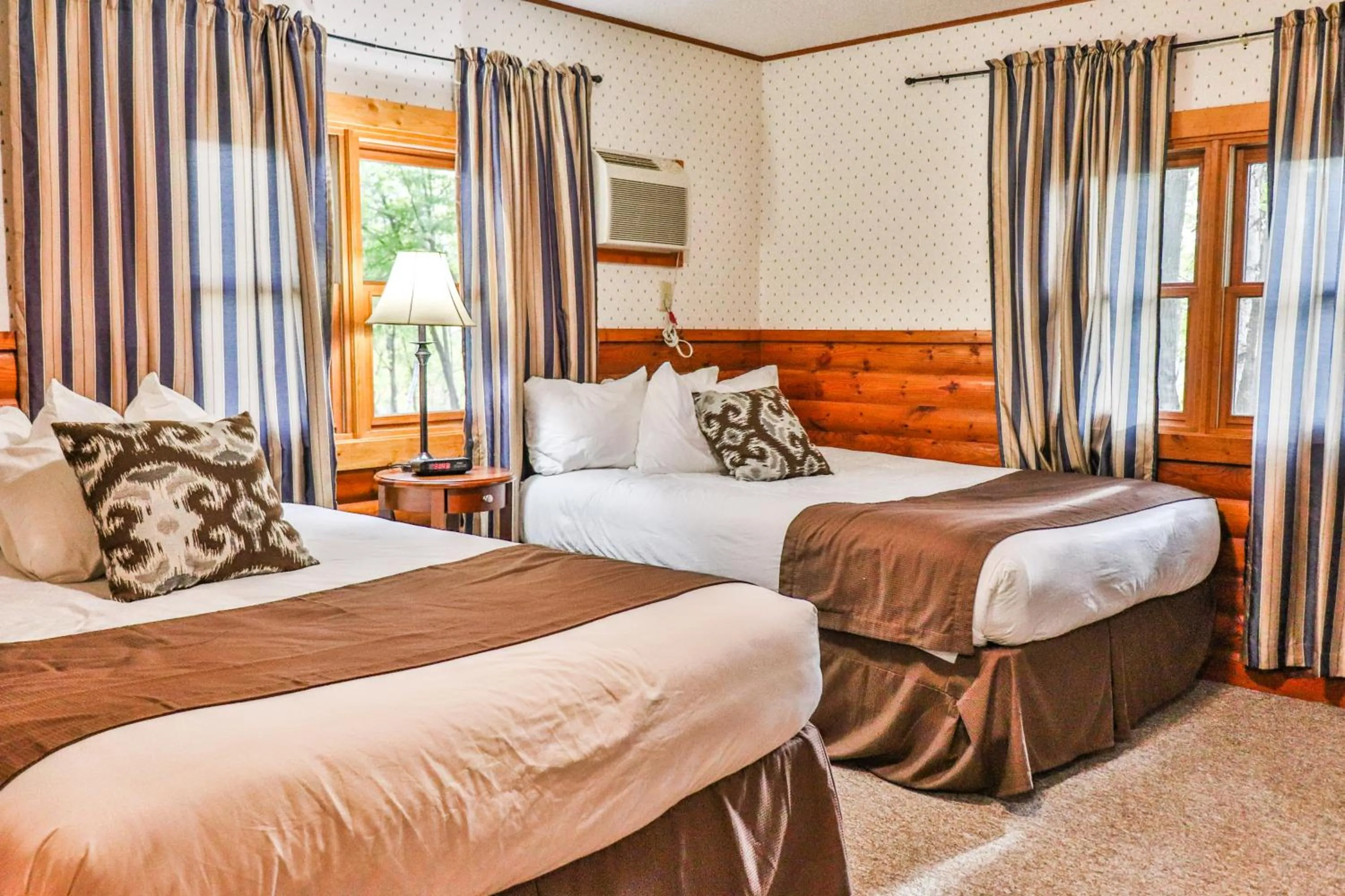 Bedroom, Bed in Lost Lake Lodge