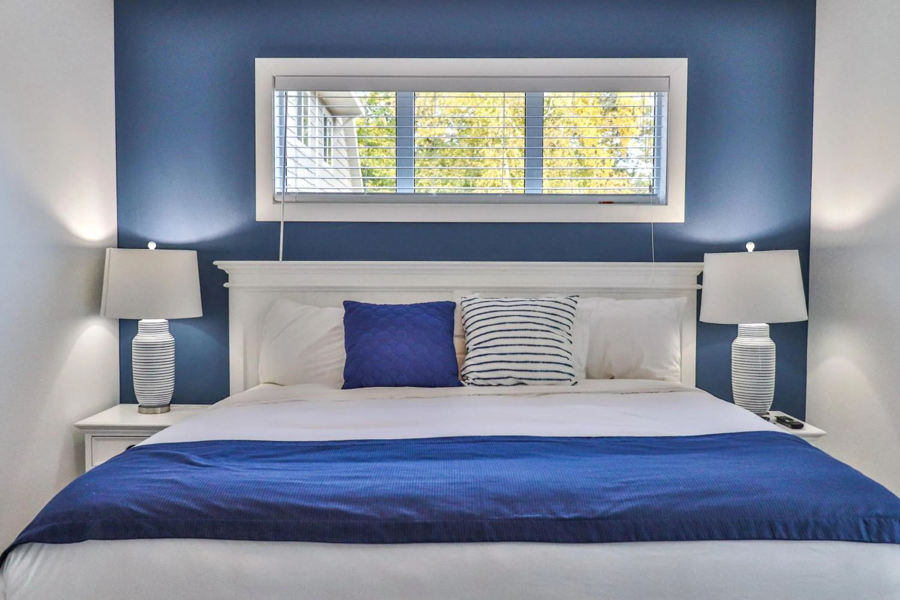 Bedroom, Bed in Lost Lake Lodge