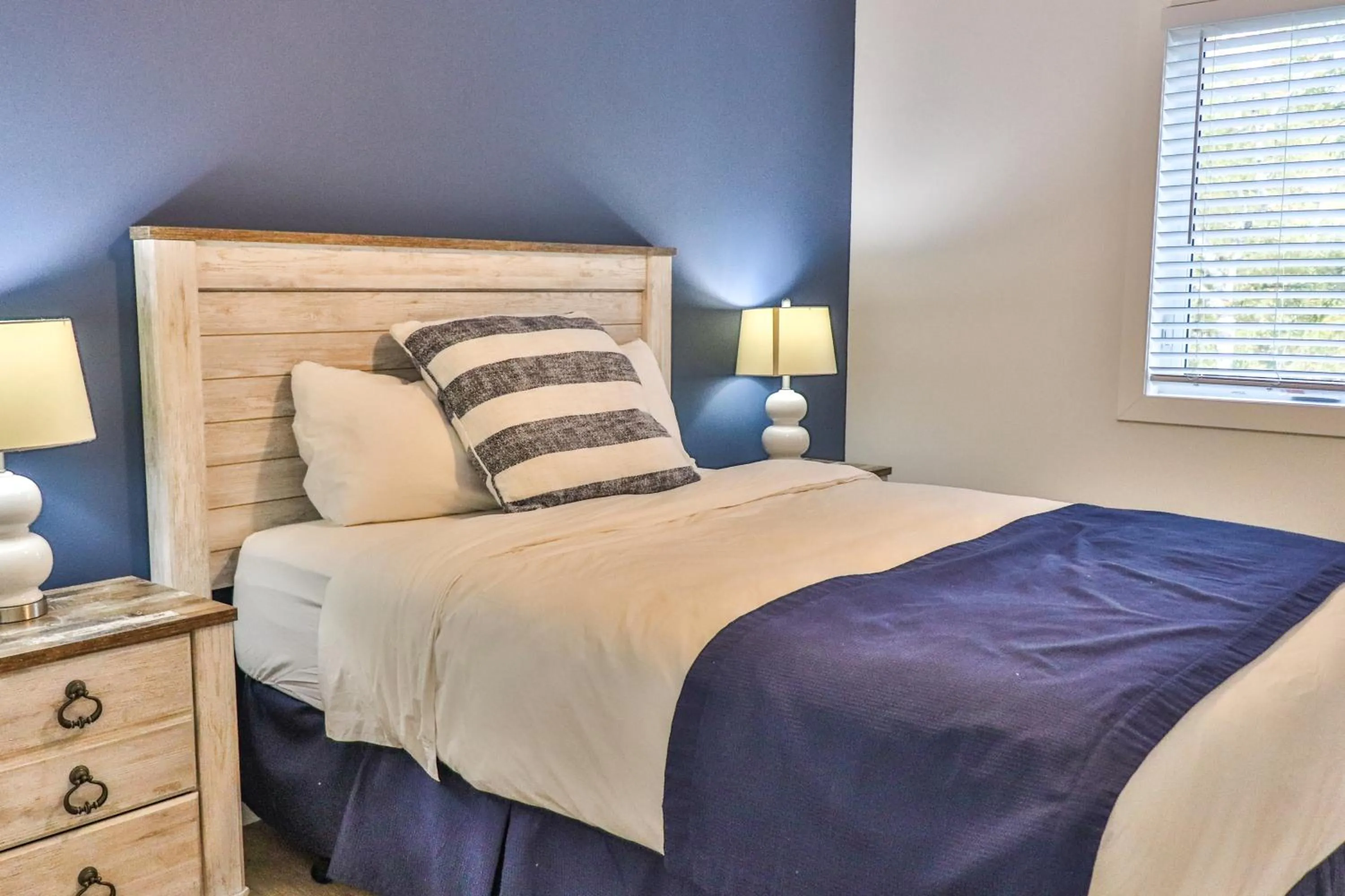 Bedroom, Bed in Lost Lake Lodge