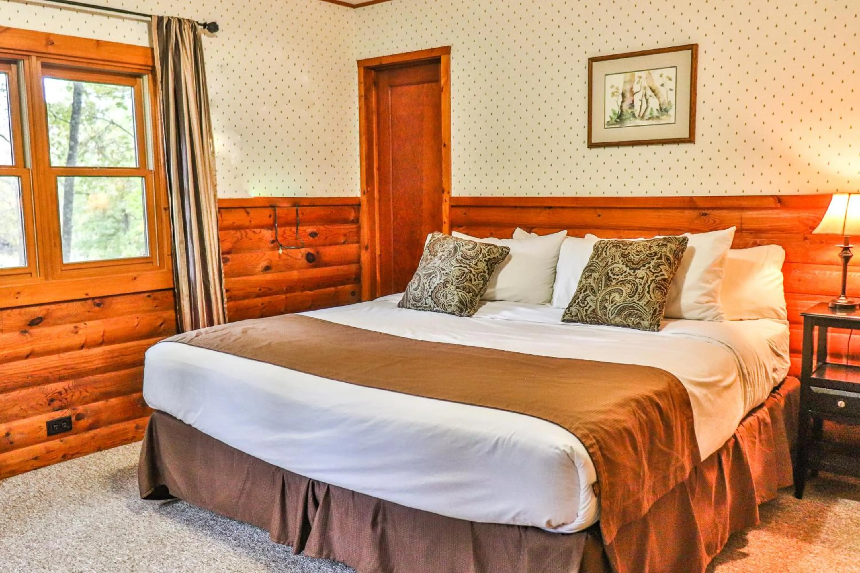 Bedroom, Bed in Lost Lake Lodge