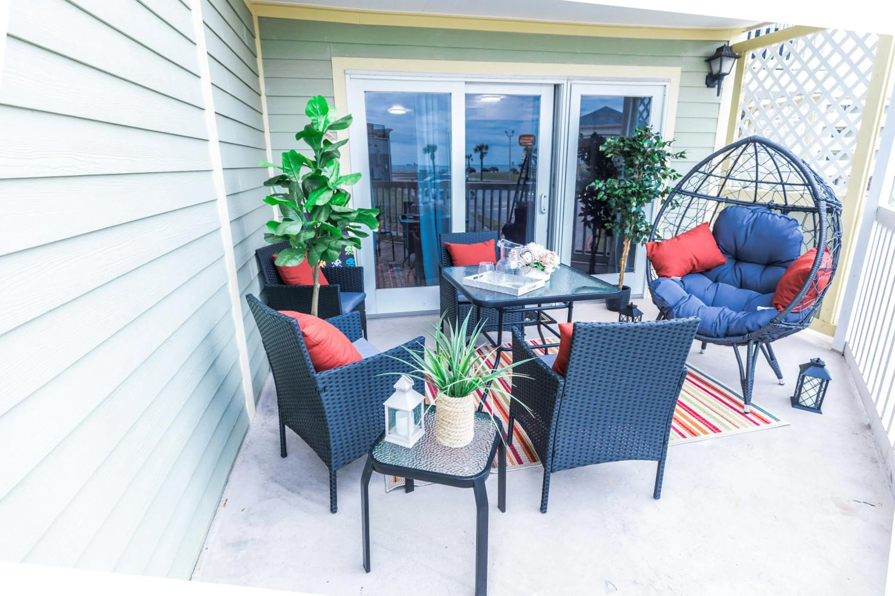 Patio in Crimson Beach Escape Ocean View-HotTub -Pool-LongStay - 1 Queen Bedroom plus Alcove bunk Beds and a Sofa