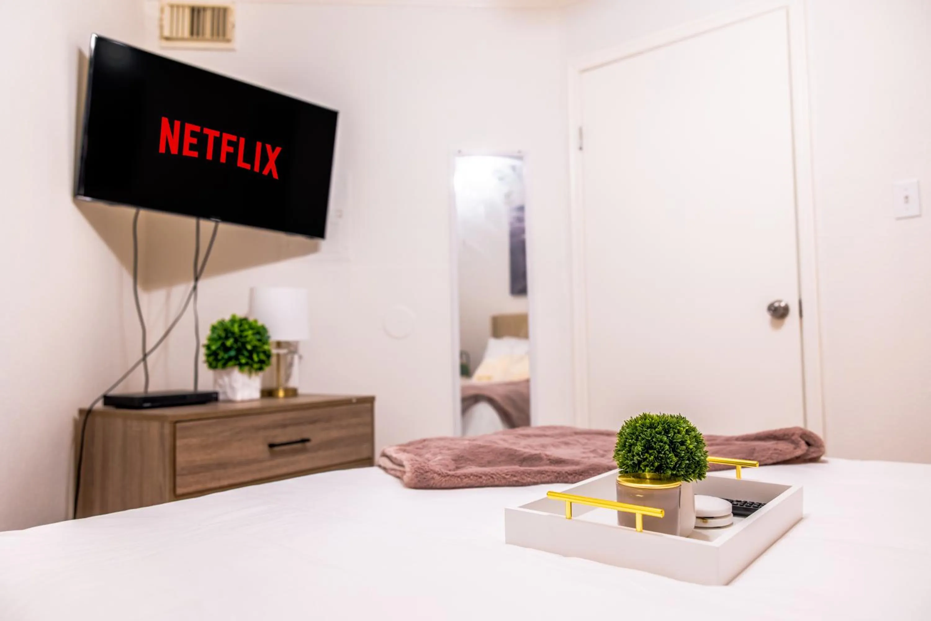 TV and multimedia in Crimson Beach Escape Ocean View-HotTub -Pool-LongStay - 1 Queen Bedroom plus Alcove bunk Beds and a Sofa