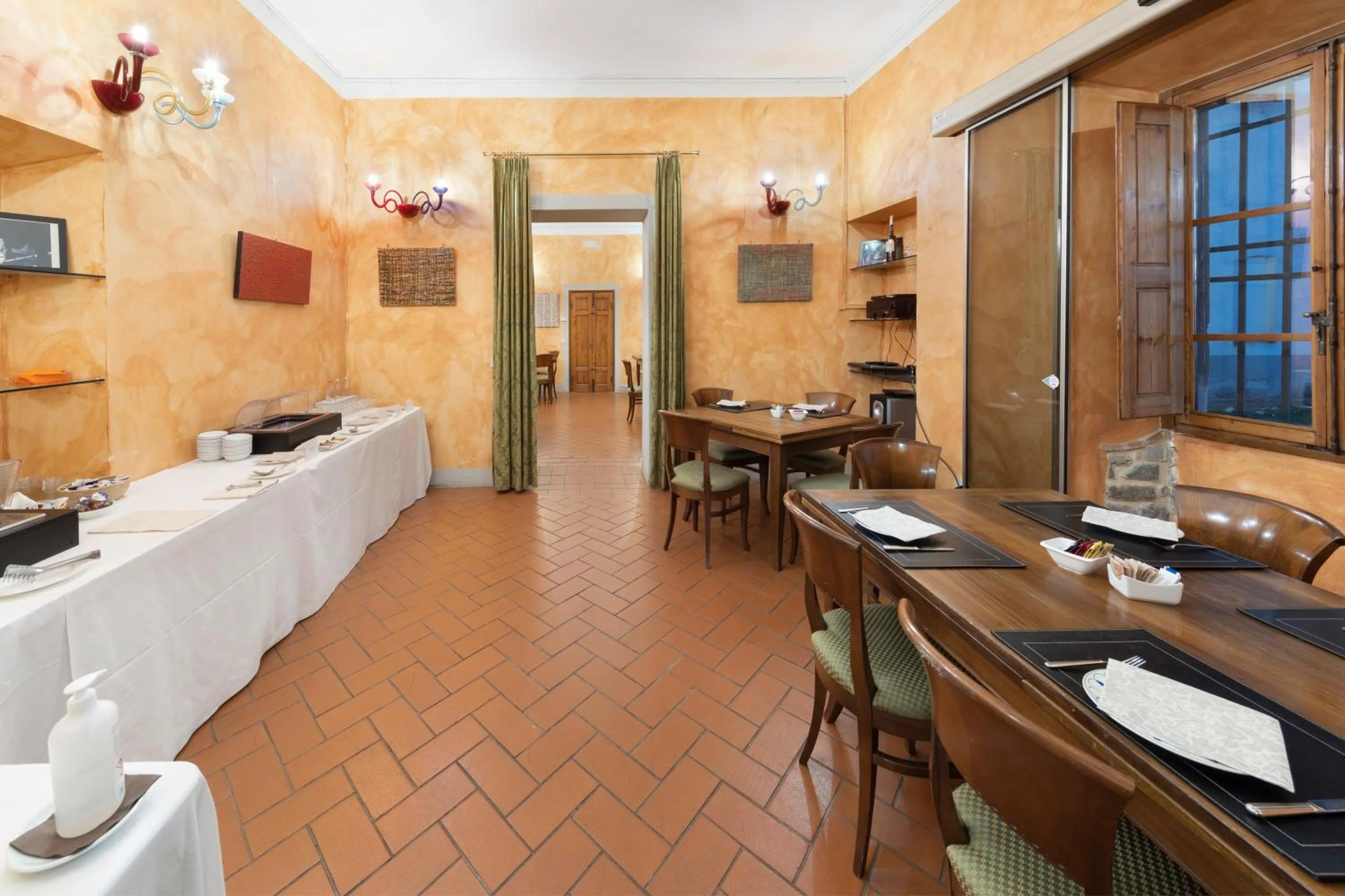 Restaurant/places to eat in Villa Castiglione