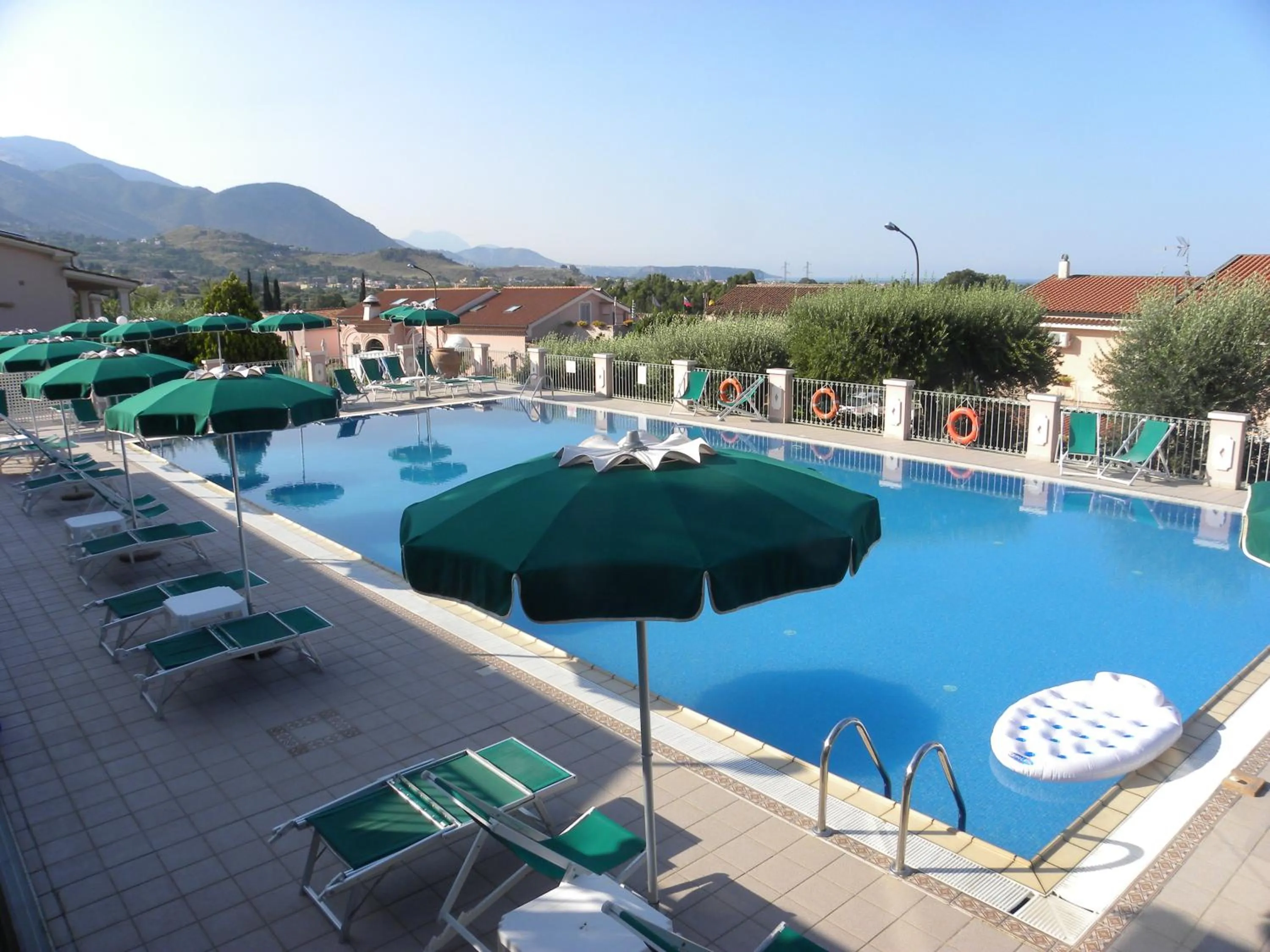 Swimming pool in Hotel Ristorante Borgo La Tana