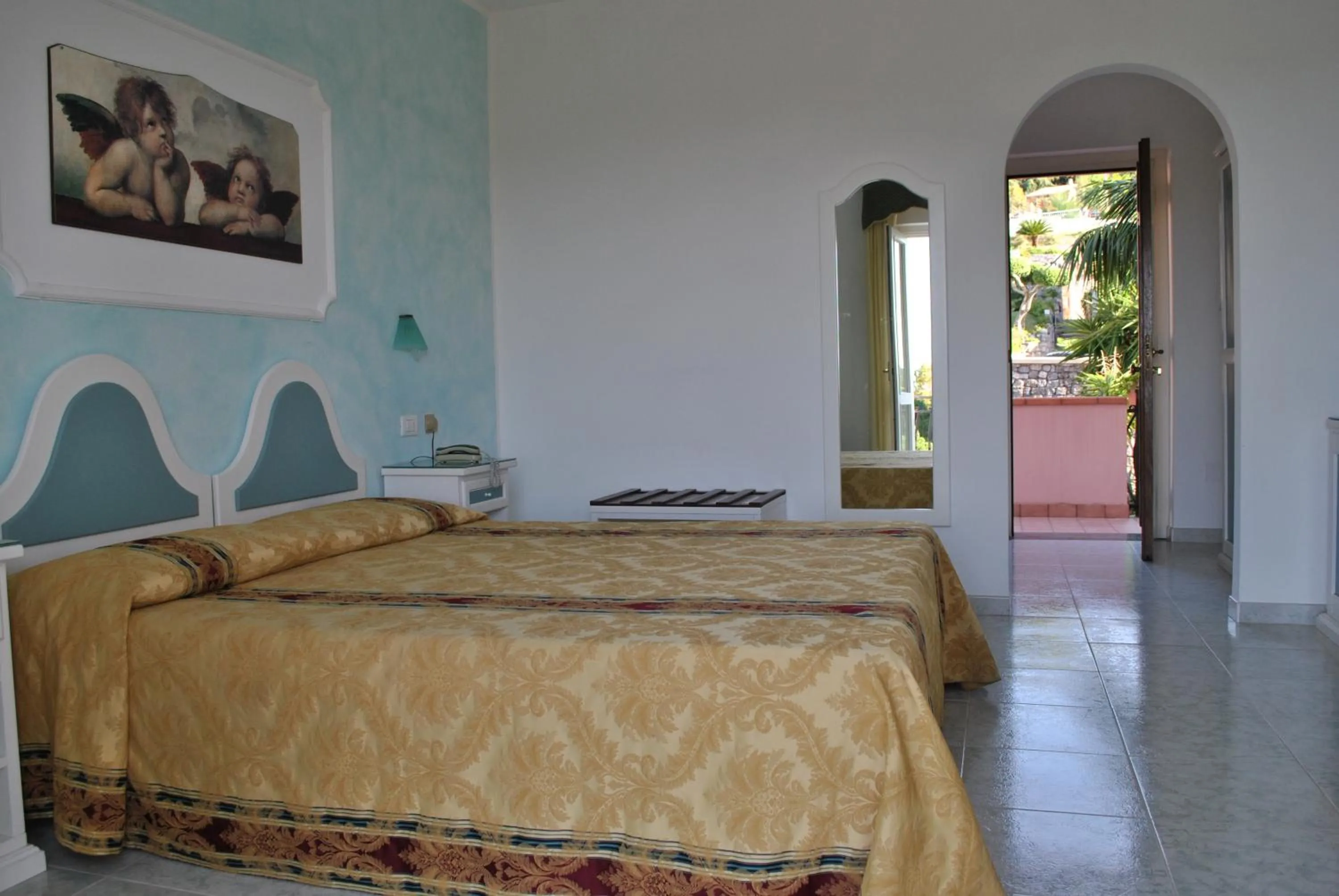 Bed in Hotel Ristorante Borgo La Tana