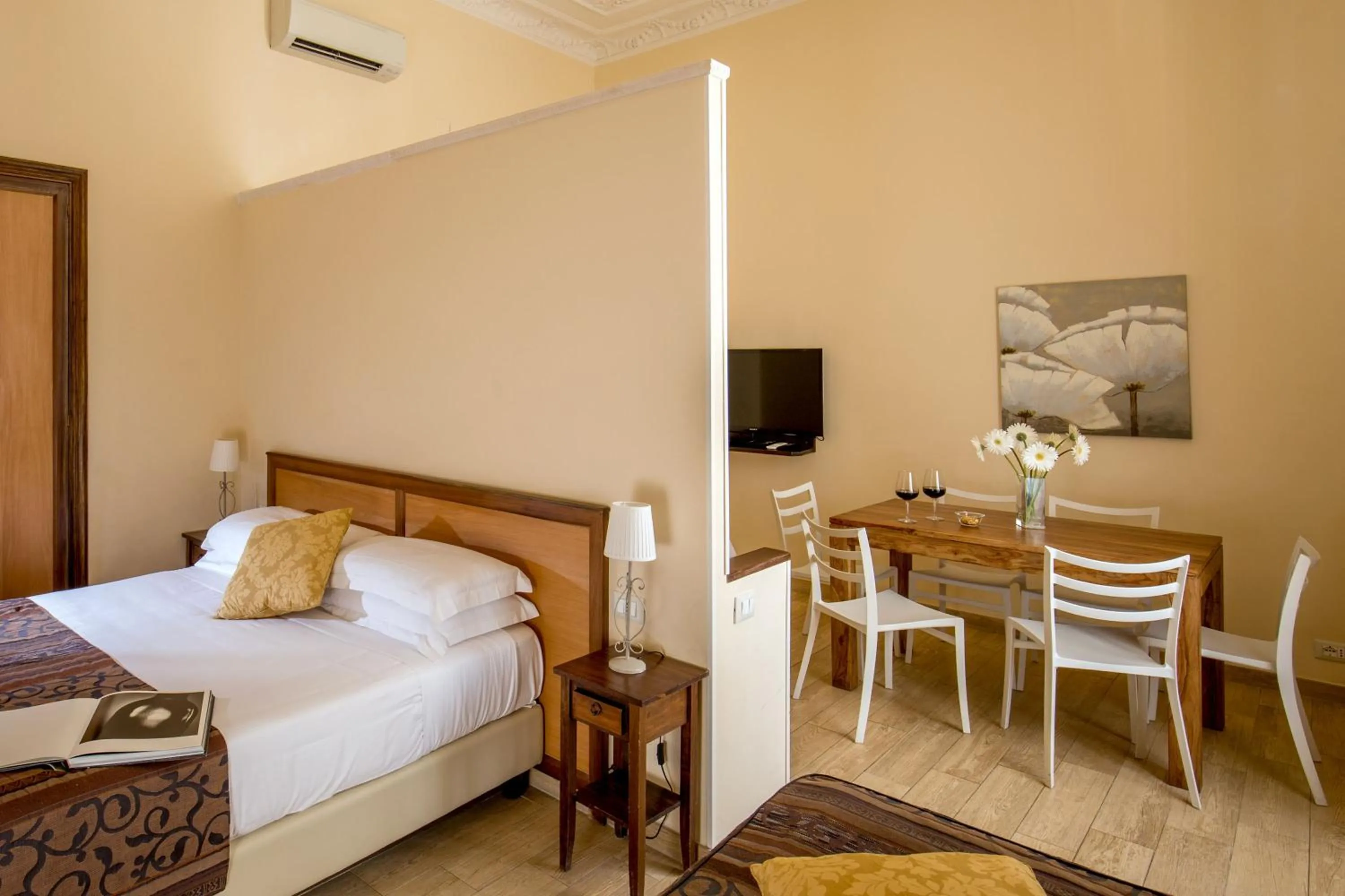 Communal lounge/ TV room, Bed in Aenea Inn