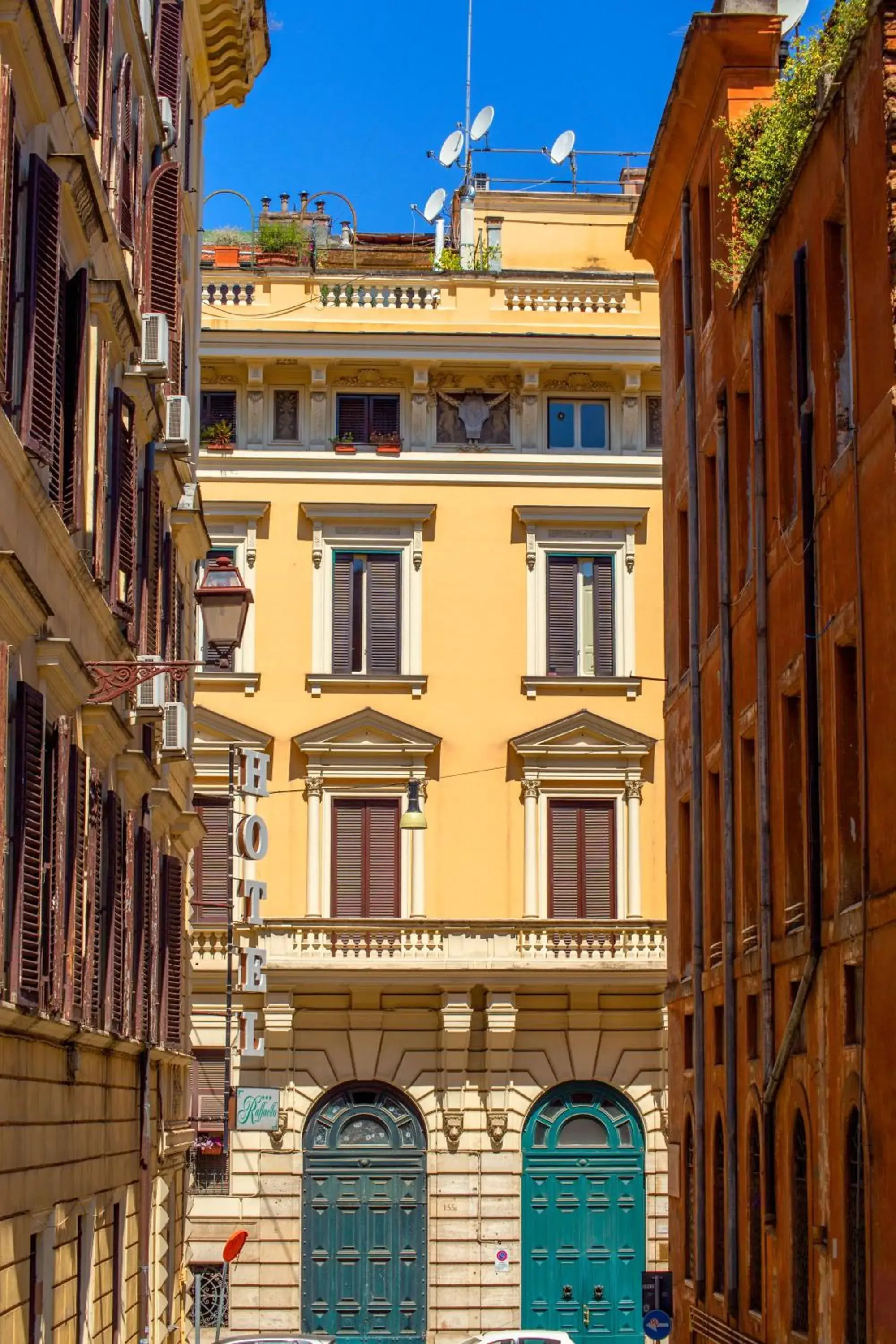 Facade/entrance in Aenea Inn Facade/entrance in Aenea Inn
