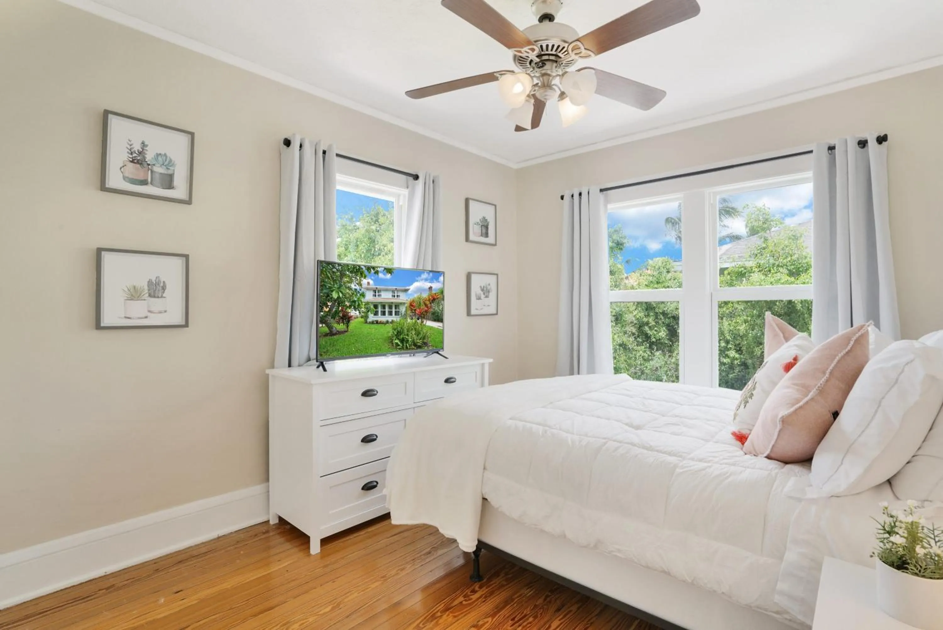 Bedroom, Bed in Charming Historic Home and Cottage minutes from the Intracoastal and the Beach