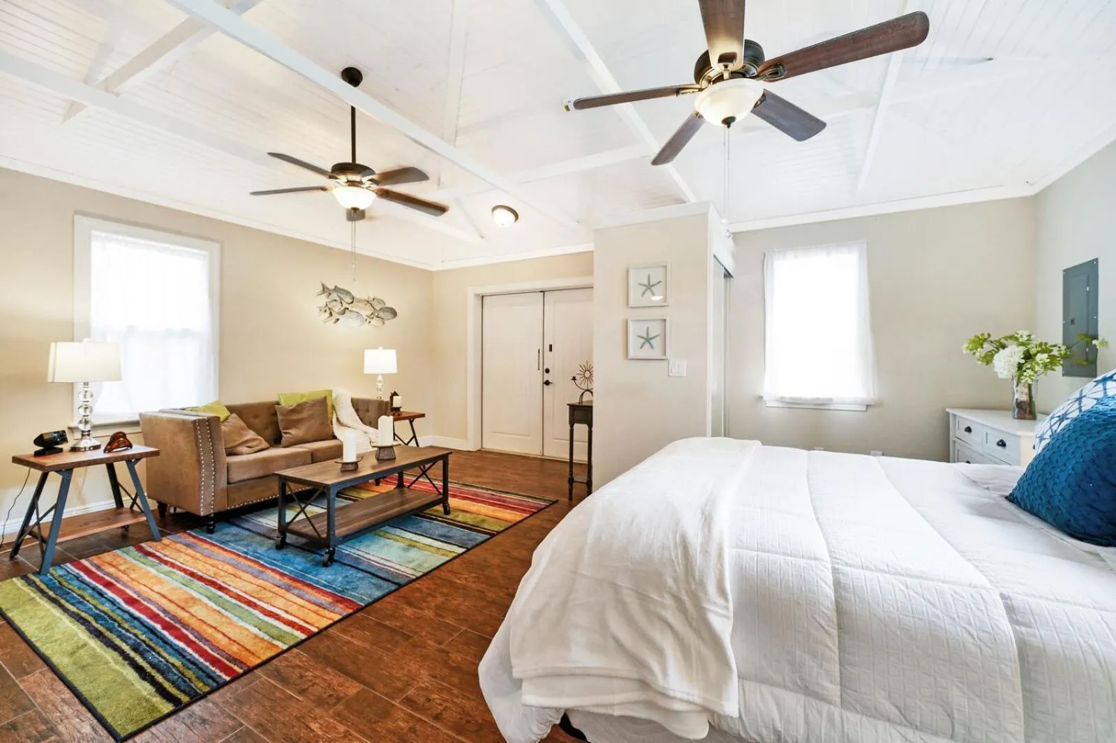 Living room, Bed in Charming Historic Home and Cottage minutes from the Intracoastal and the Beach