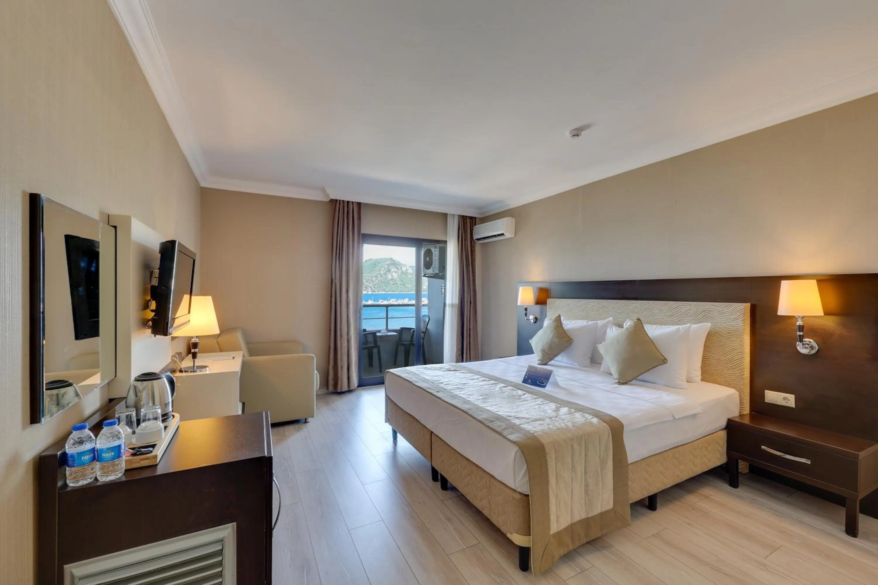 Photo of the whole room, Bed in Faros Premium Beach