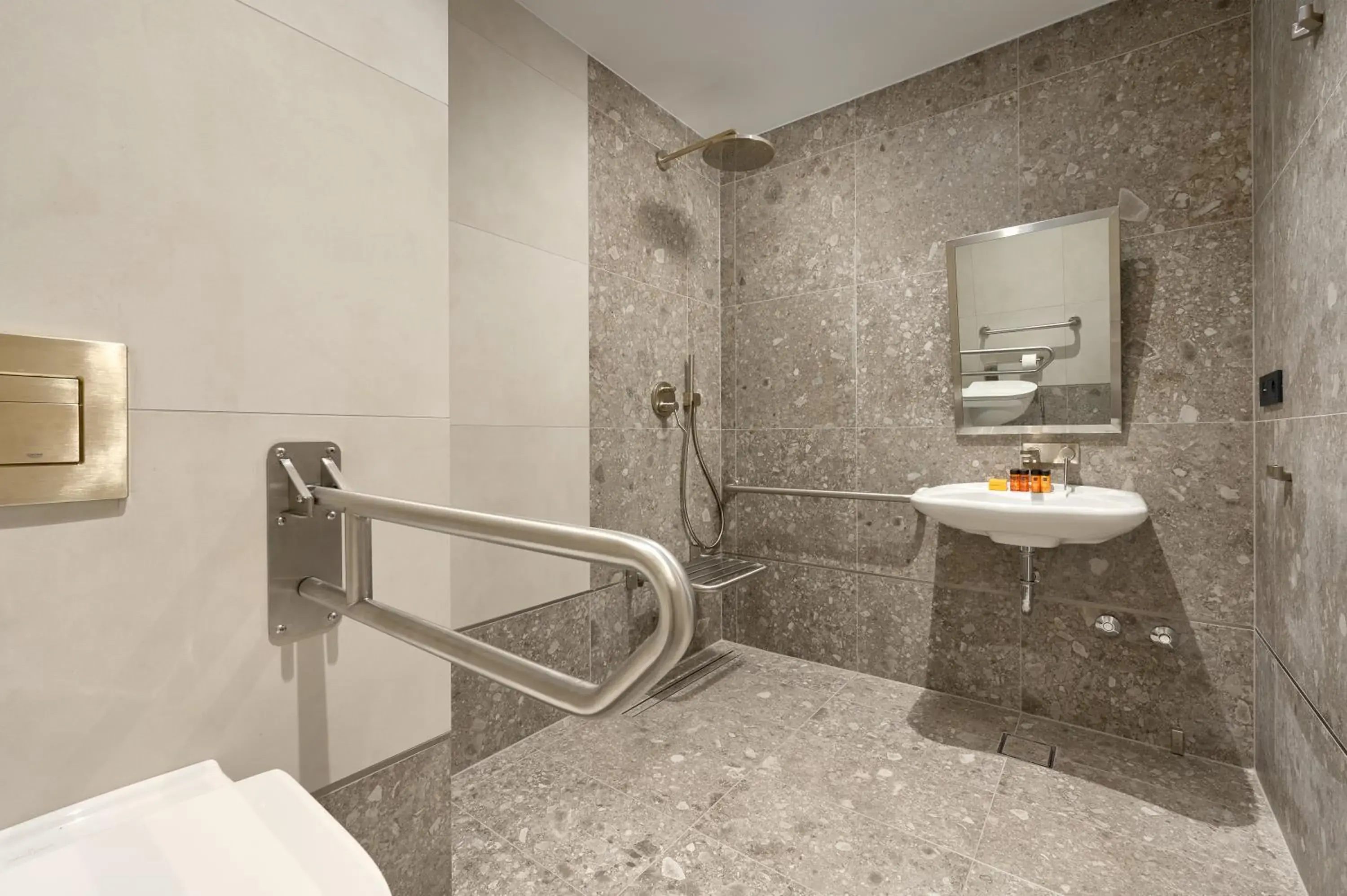 Accessible Superior Double or Twin room - single occupancy in Grand Hotel View Accessible Superior Double or Twin room - single occupancy in Grand Hotel View