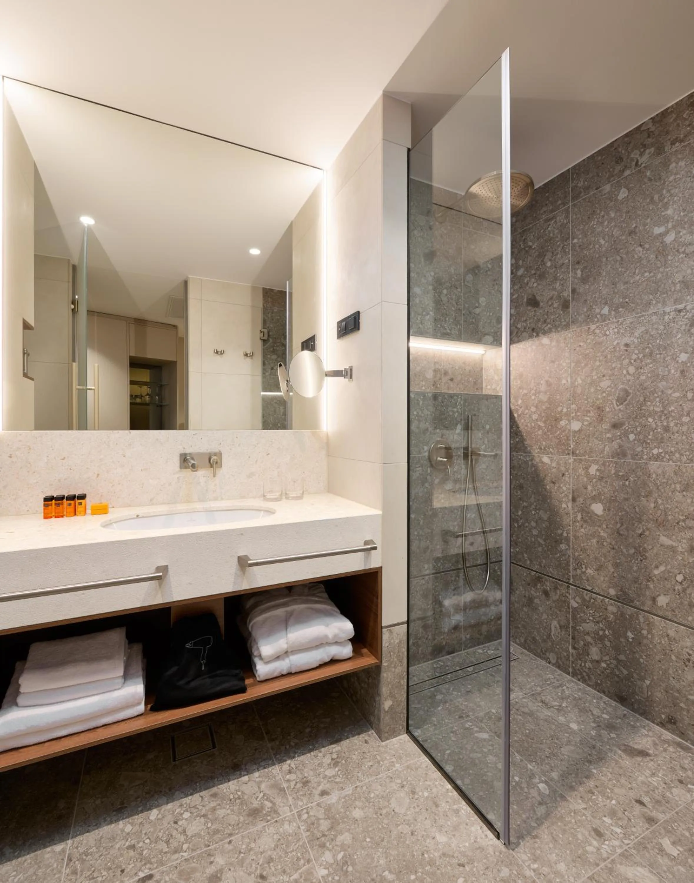 Shower in Grand Hotel View