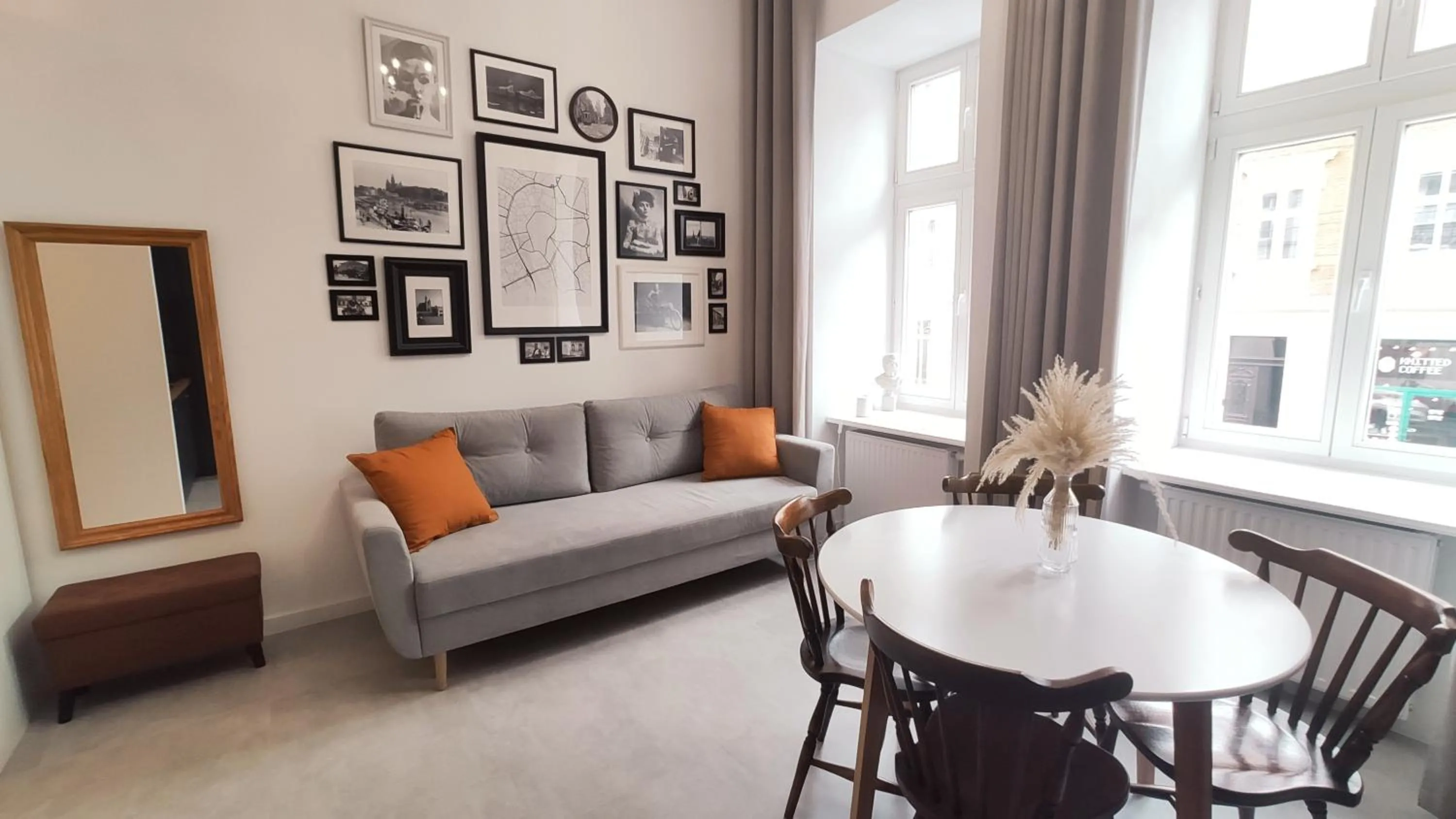 Living room in Starowislna 43 by Homeprime