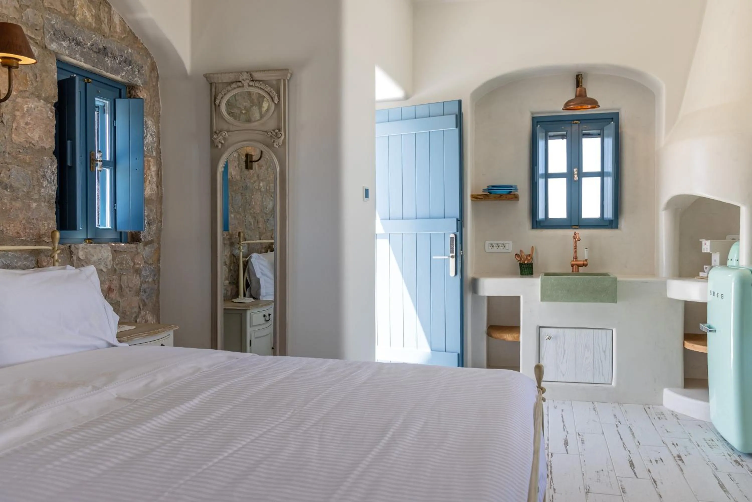 Bed in Blue Pearls-Adults Only Luxury Suites