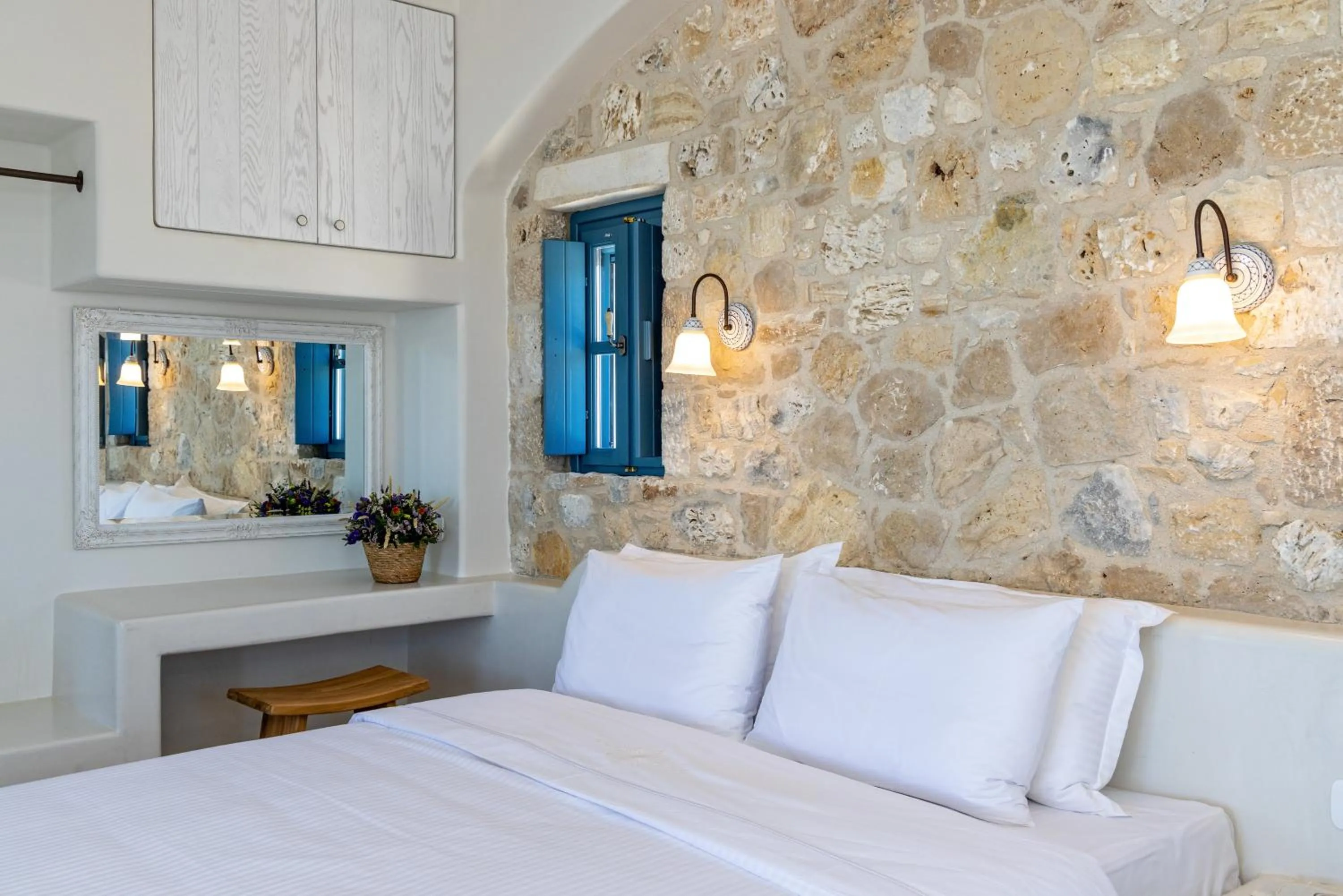 Bed in Blue Pearls-Adults Only Luxury Suites