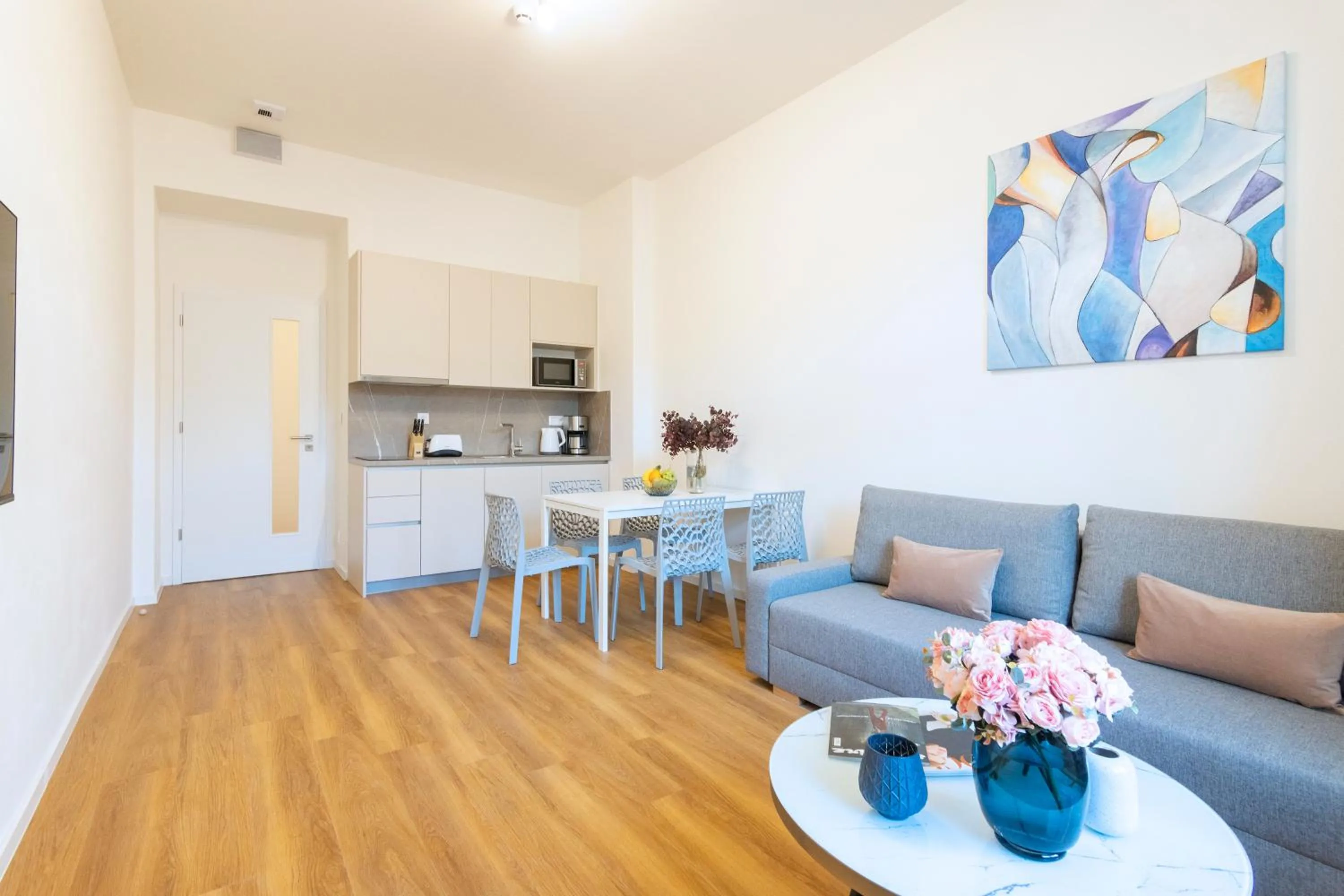 Living room in Hidden Art Boutique Residence by Dwellfort