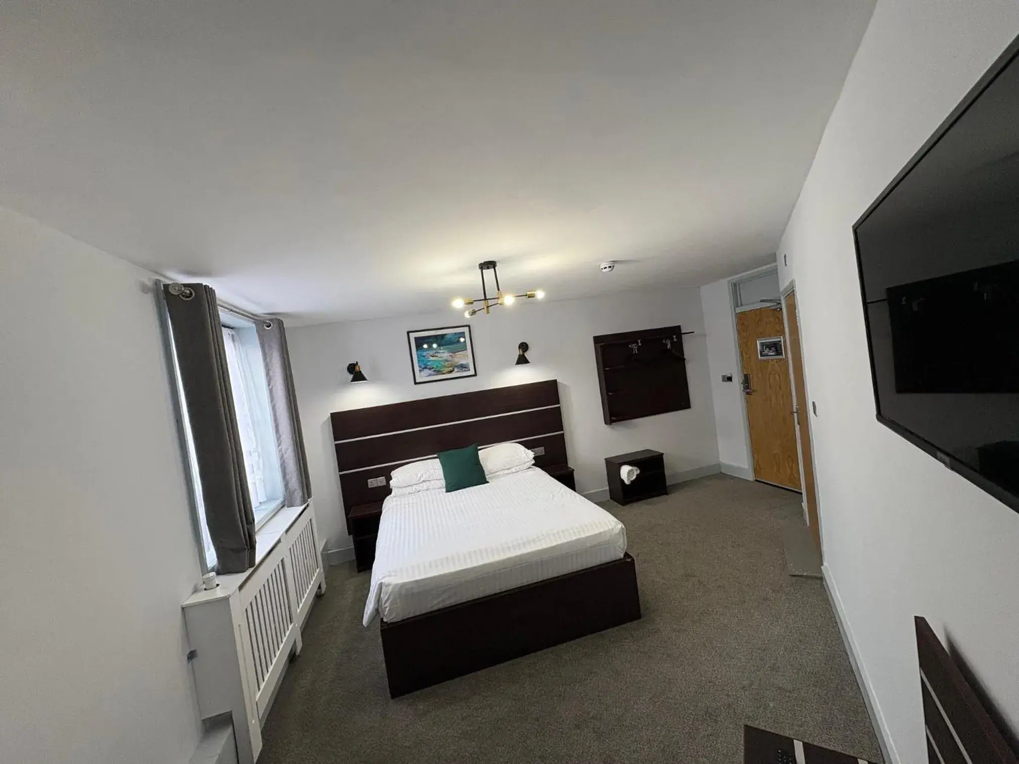 Standard Double Room with Walk-In Shower - Disability Access/Non-Smoking in Best Western Ebbw Vale Standard Double Room with Walk-In Shower - Disability Access/Non-Smoking in Best Western Ebbw Vale