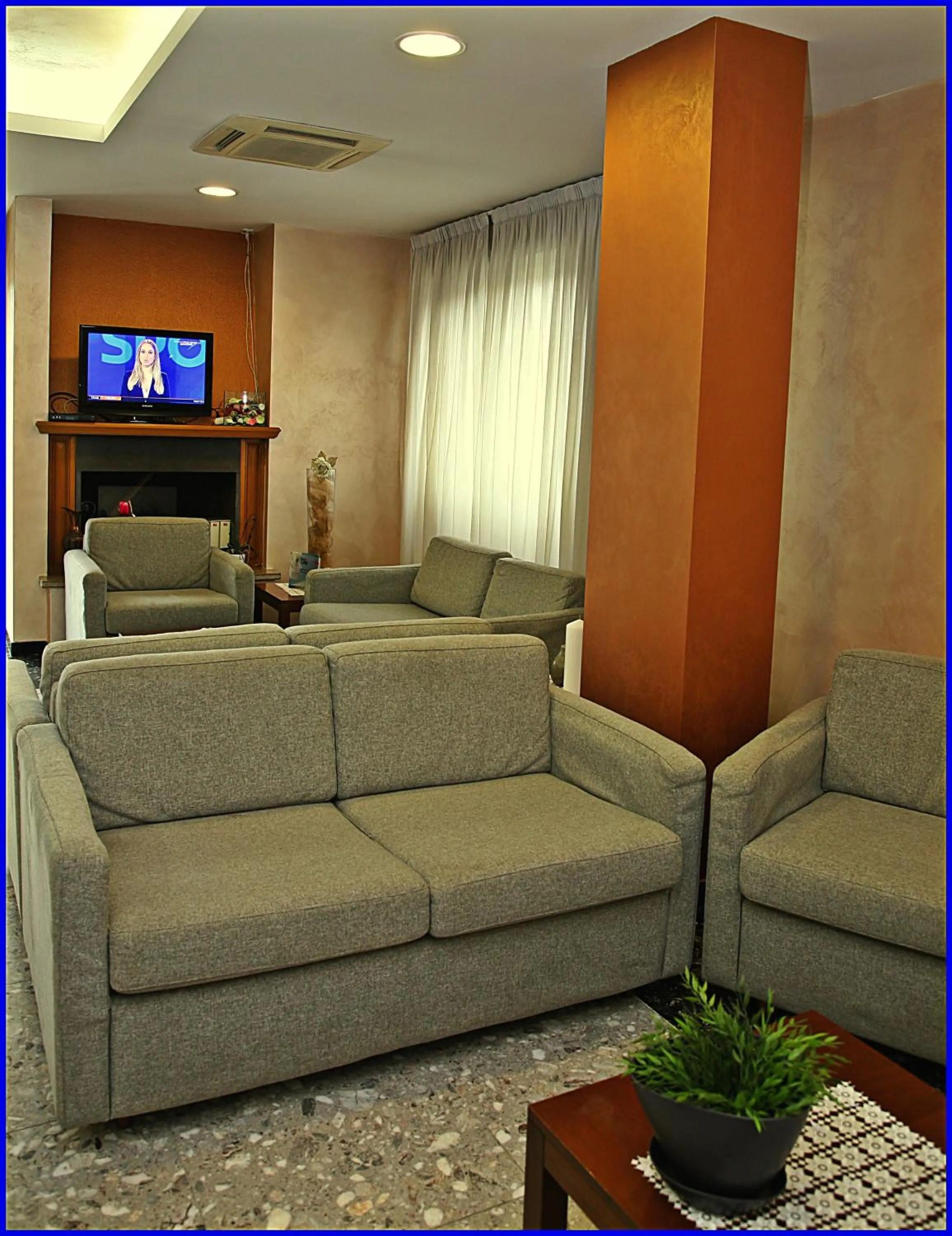 Communal lounge/ TV room in Hotel Meeting