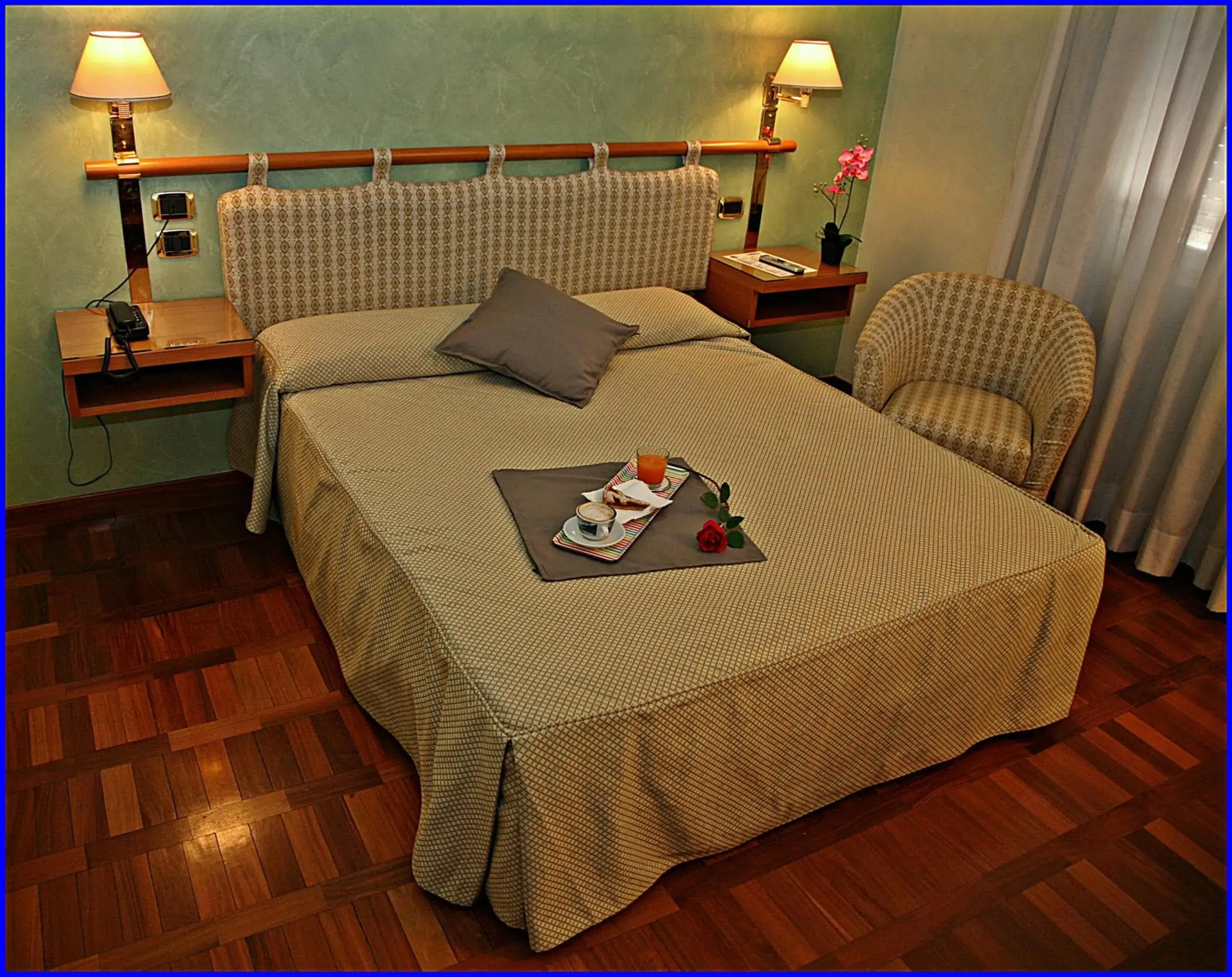 Double Room in Hotel Meeting Double Room in Hotel Meeting