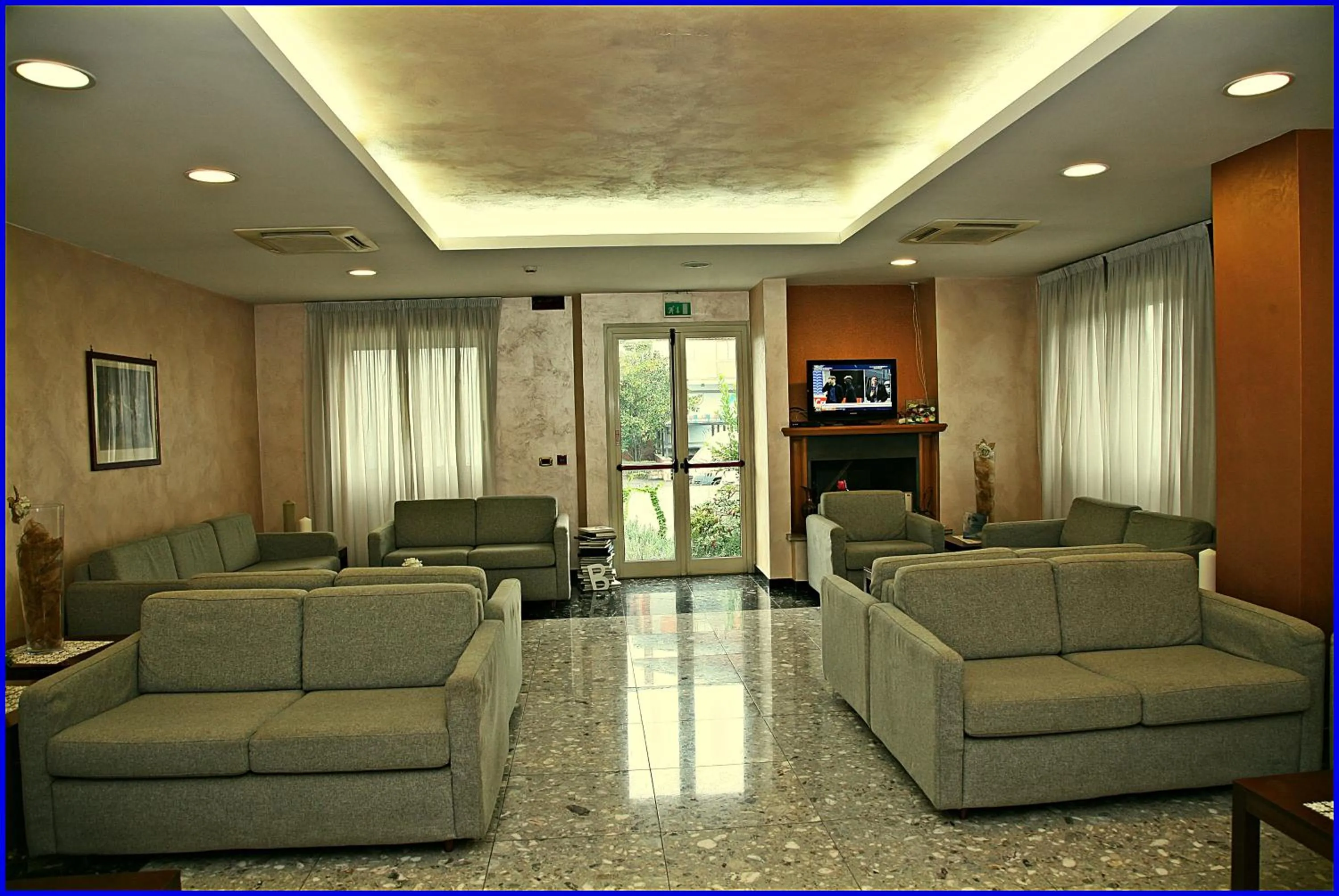 Communal lounge/ TV room in Hotel Meeting