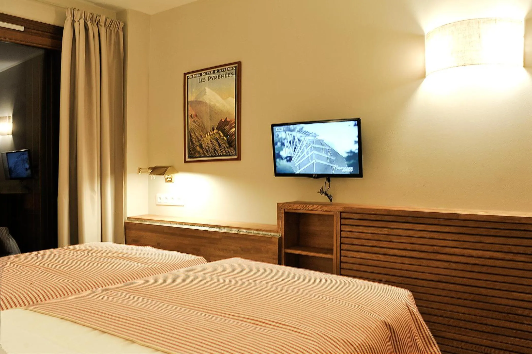 TV and multimedia, Bed in Chardín de Llis-Apartamentos Chardins