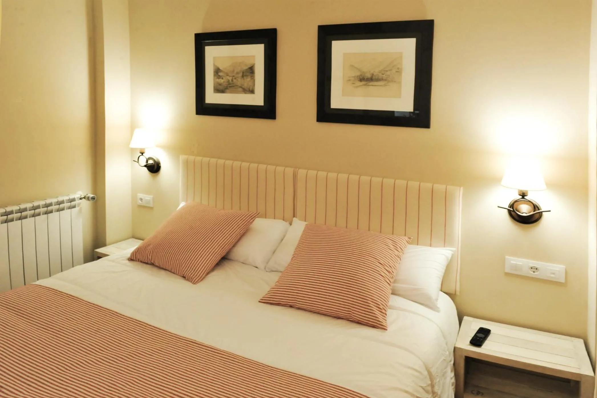 Bedroom, Bed in Chardín de Llis-Apartamentos Chardins