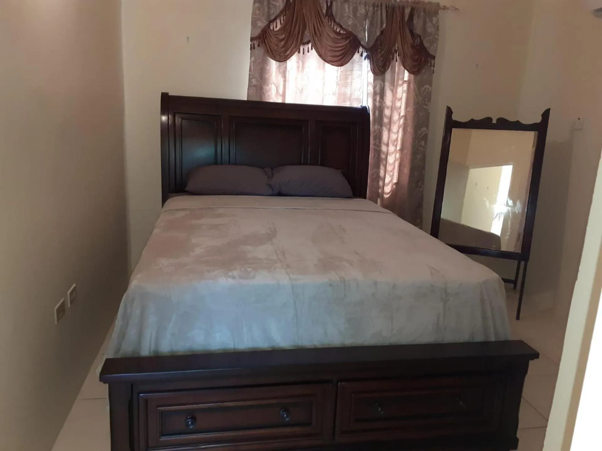 Photo of the whole room, Bed in 2-Bed Sleeps 4 Private Garden Parking