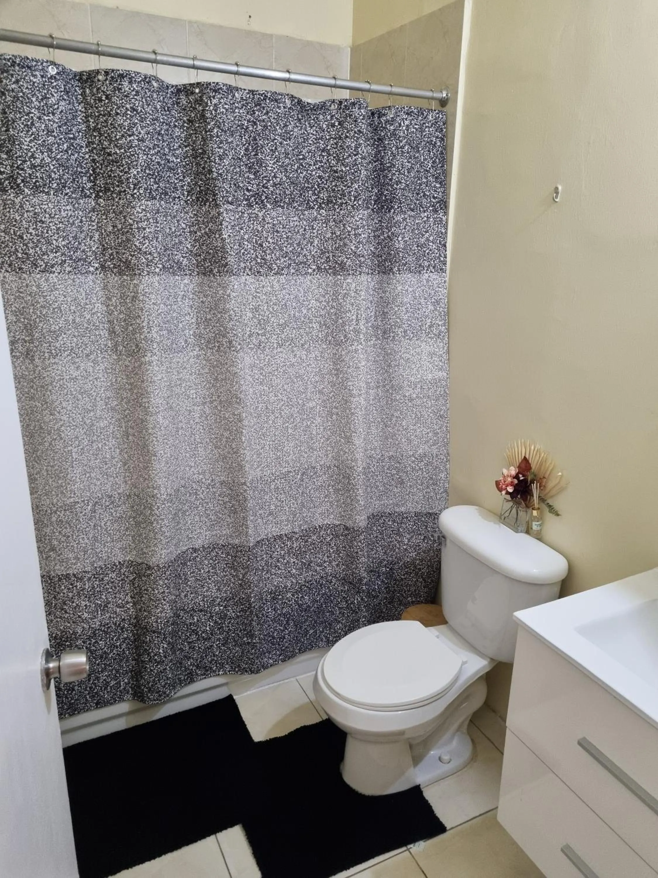 2-Bed Sleeps 4 Private Garden Parking